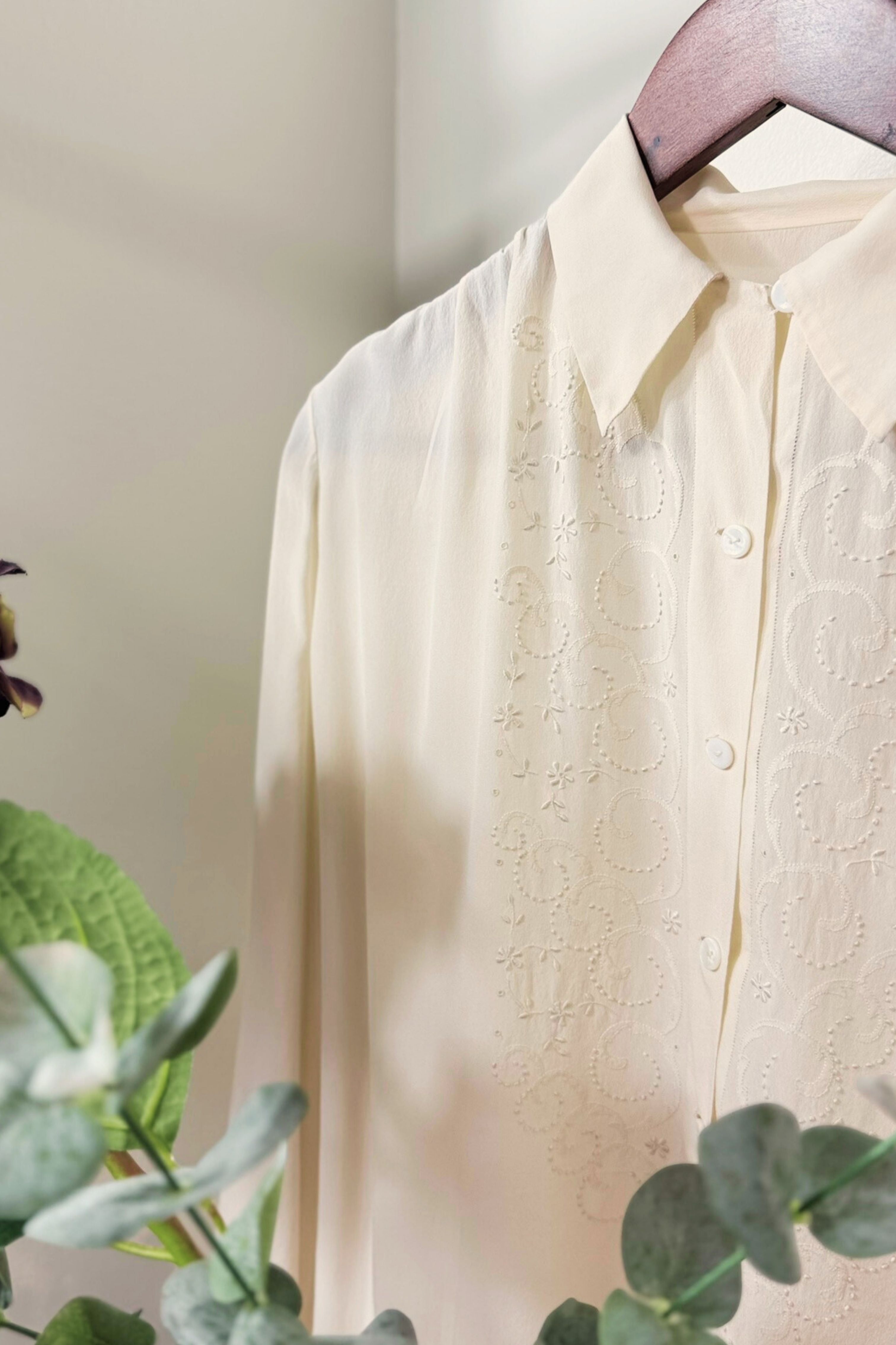 Chemisier délicat en soie brodé écru