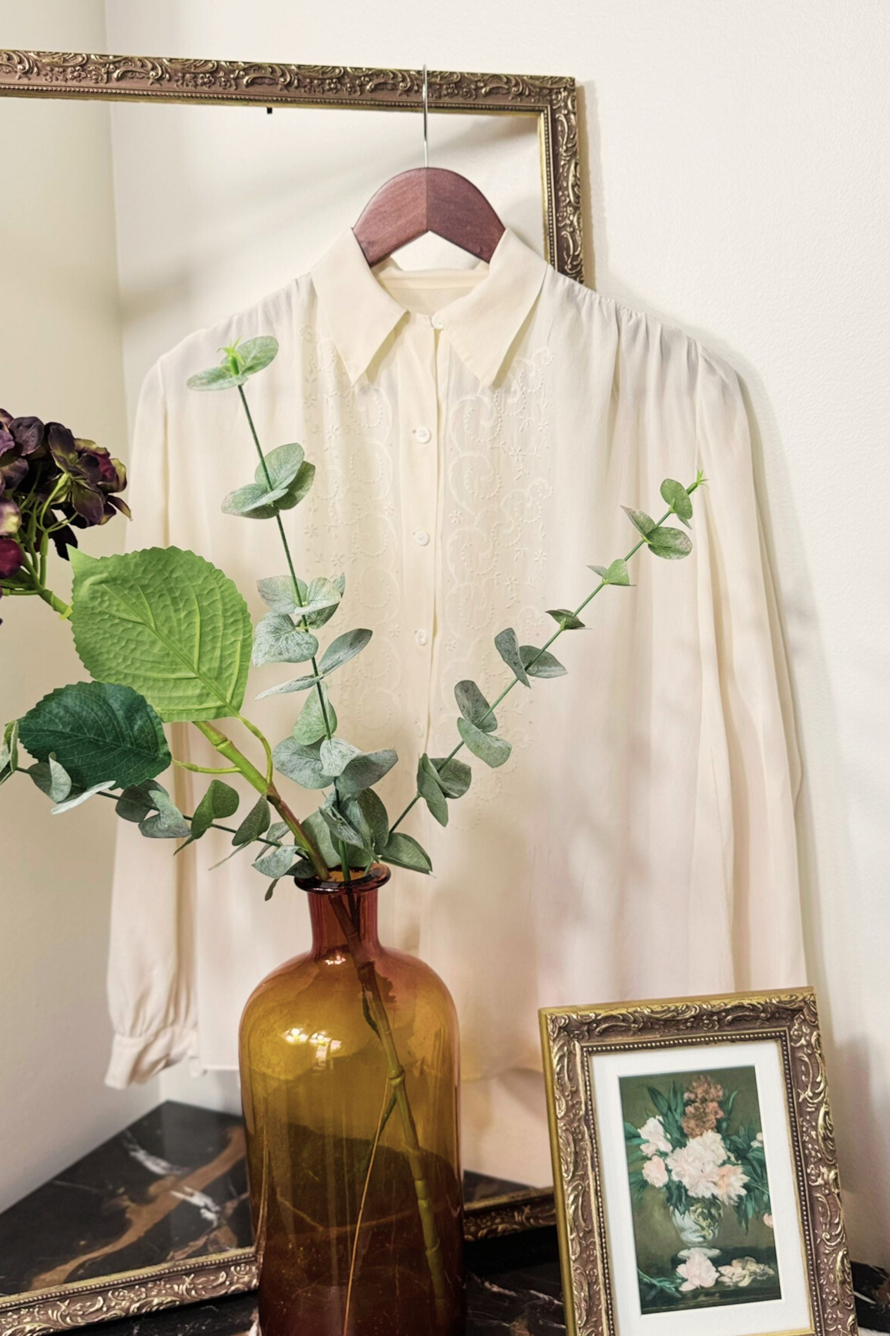 Chemisier délicat en soie brodé écru