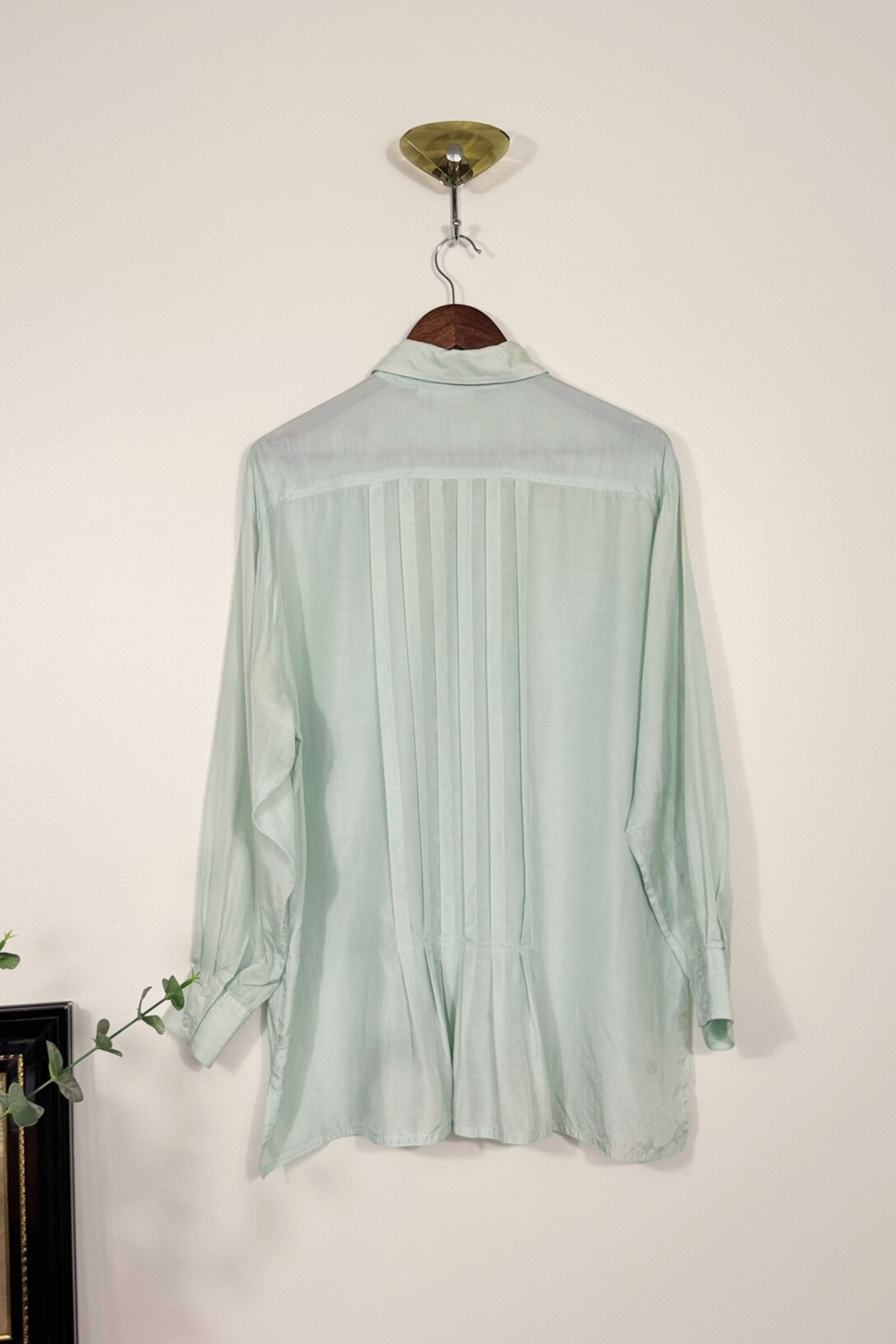 Chemise en soie plissée vert d'eau