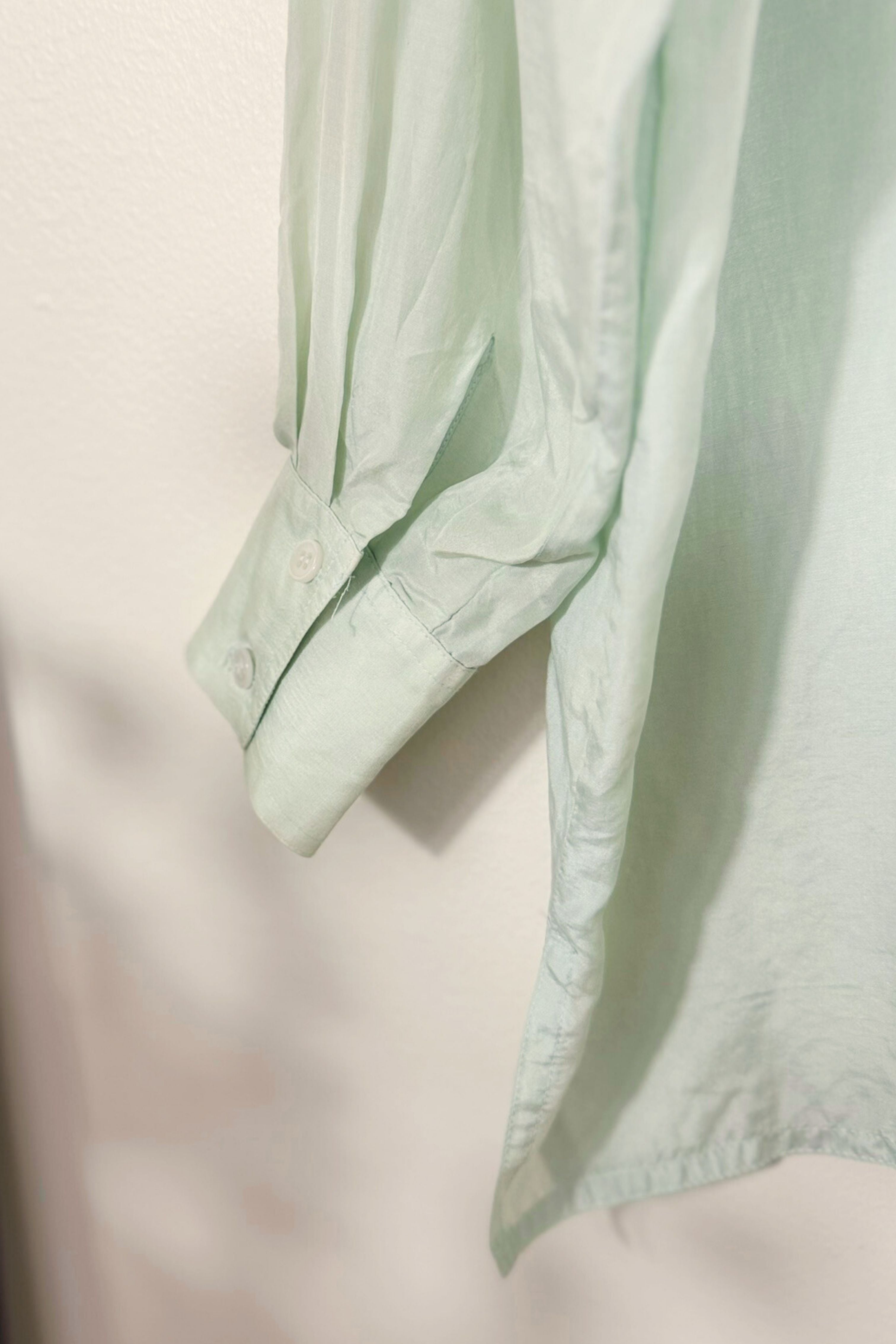 Chemise en soie plissée vert d'eau