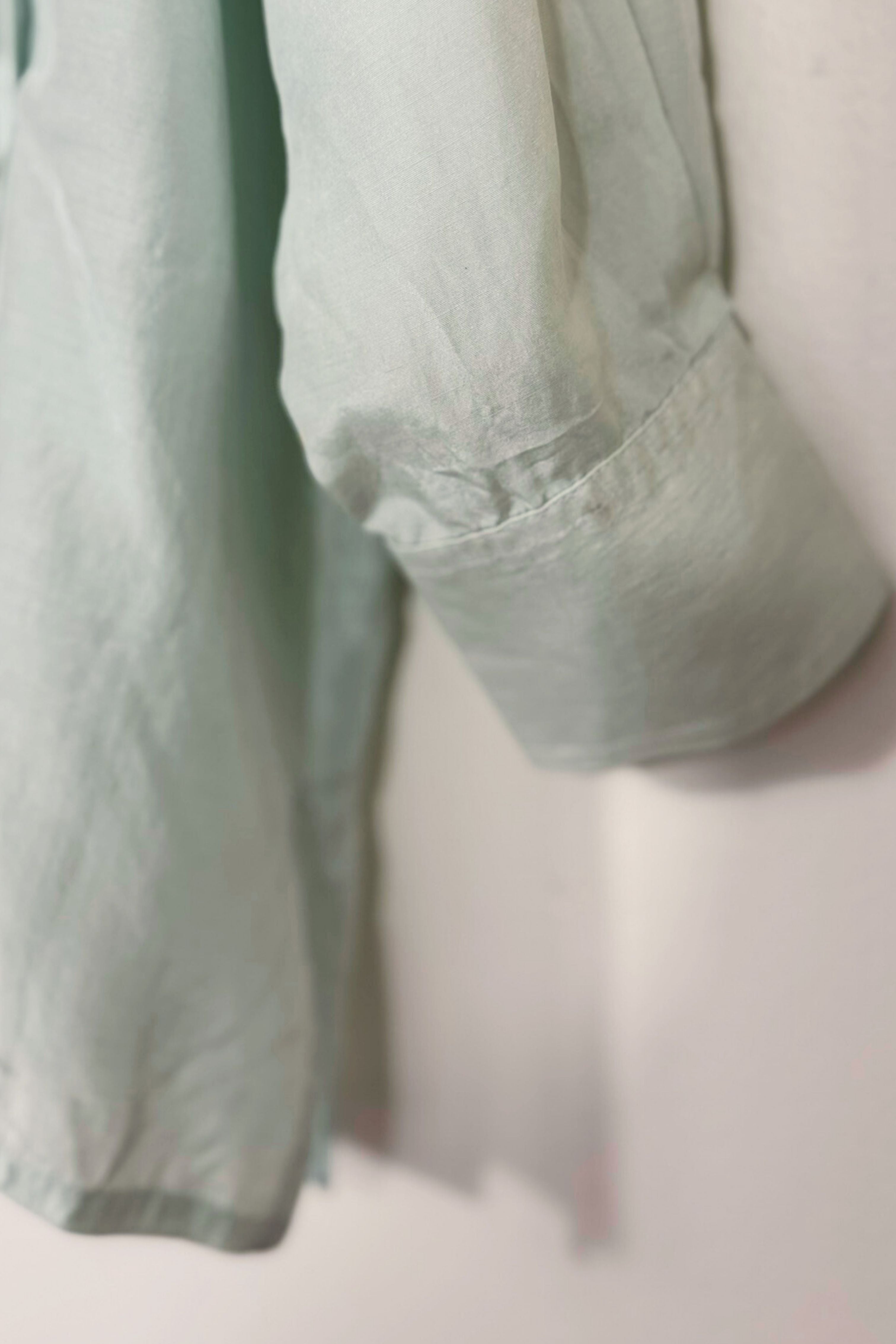 Chemise en soie plissée vert d'eau