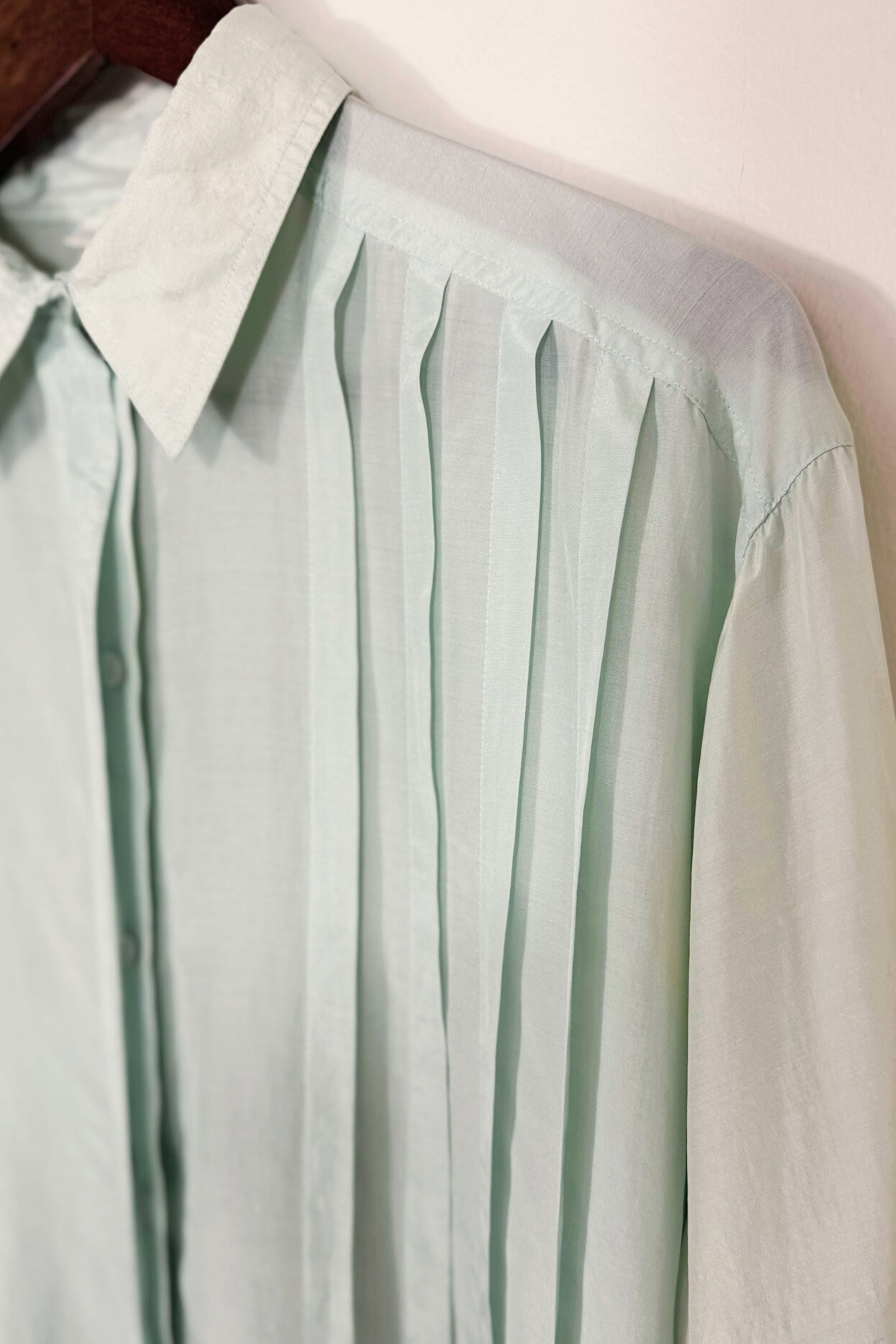 Chemise en soie plissée vert d'eau