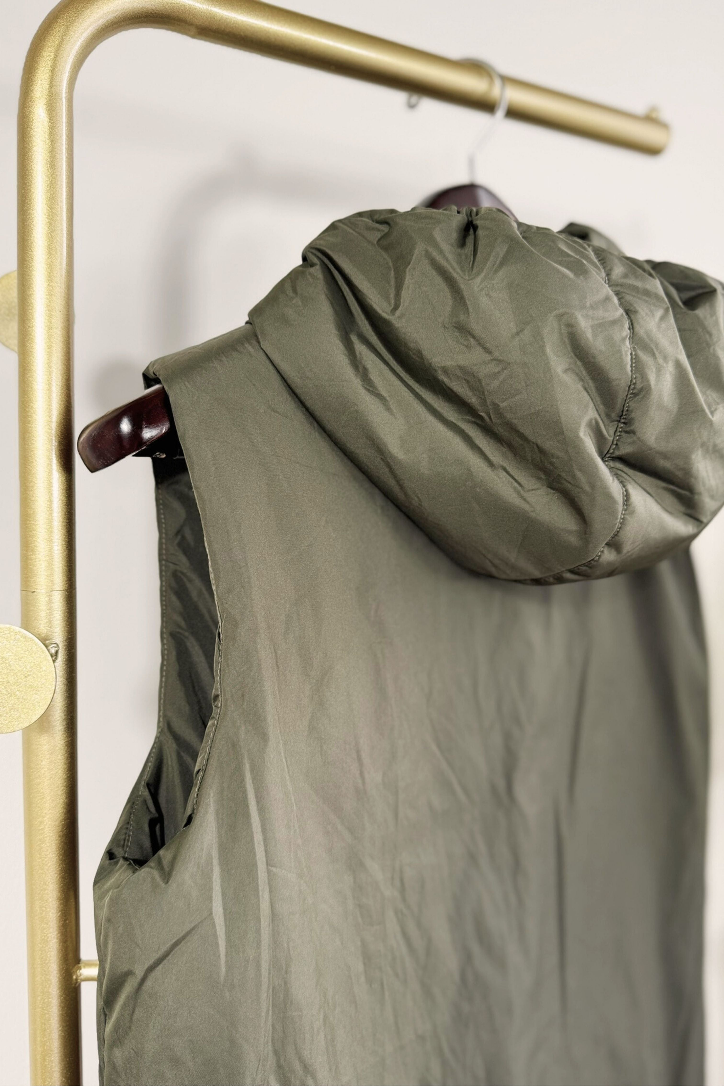 Checked sleeveless down jacket