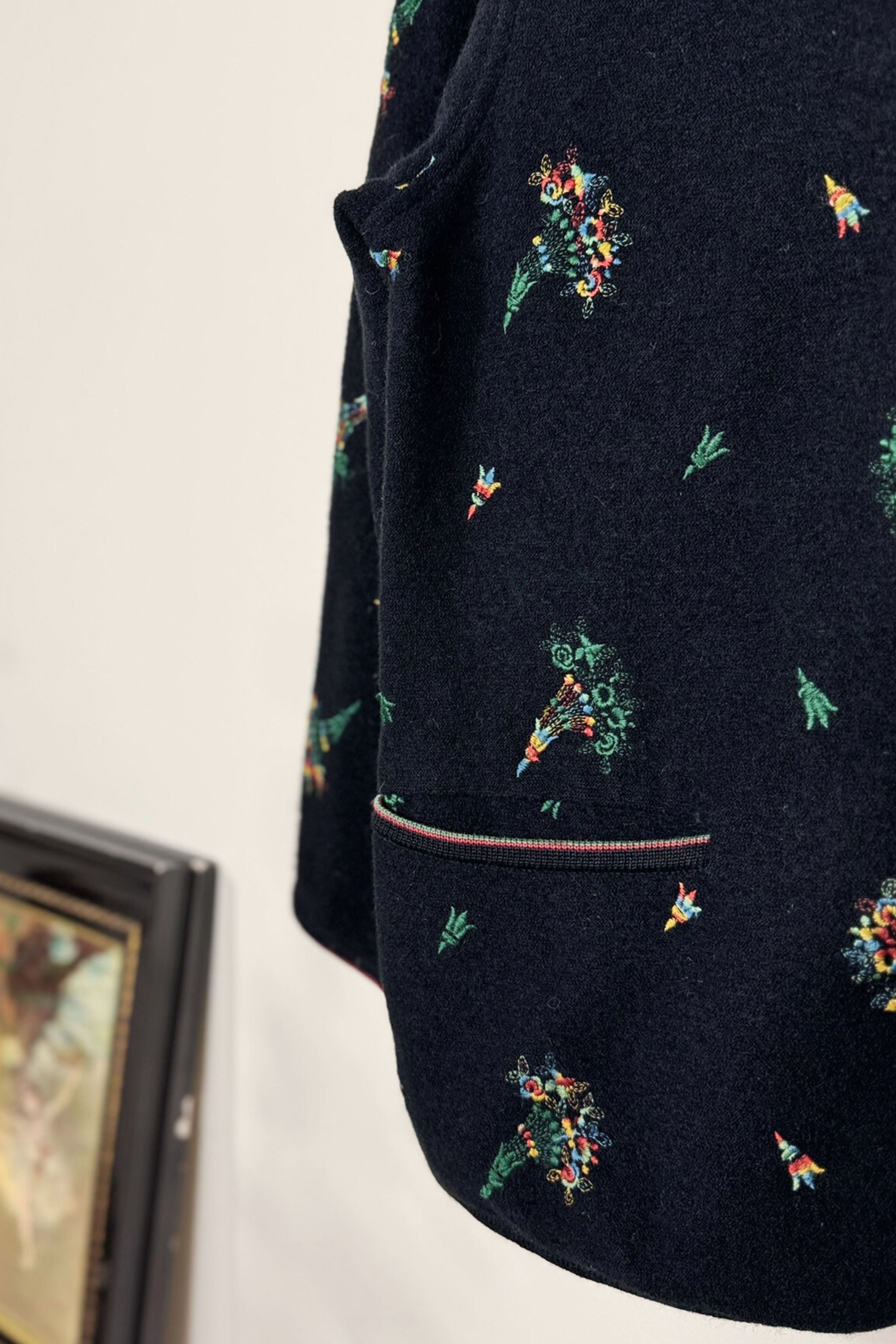 Veste autrichienne brodée en laine noire