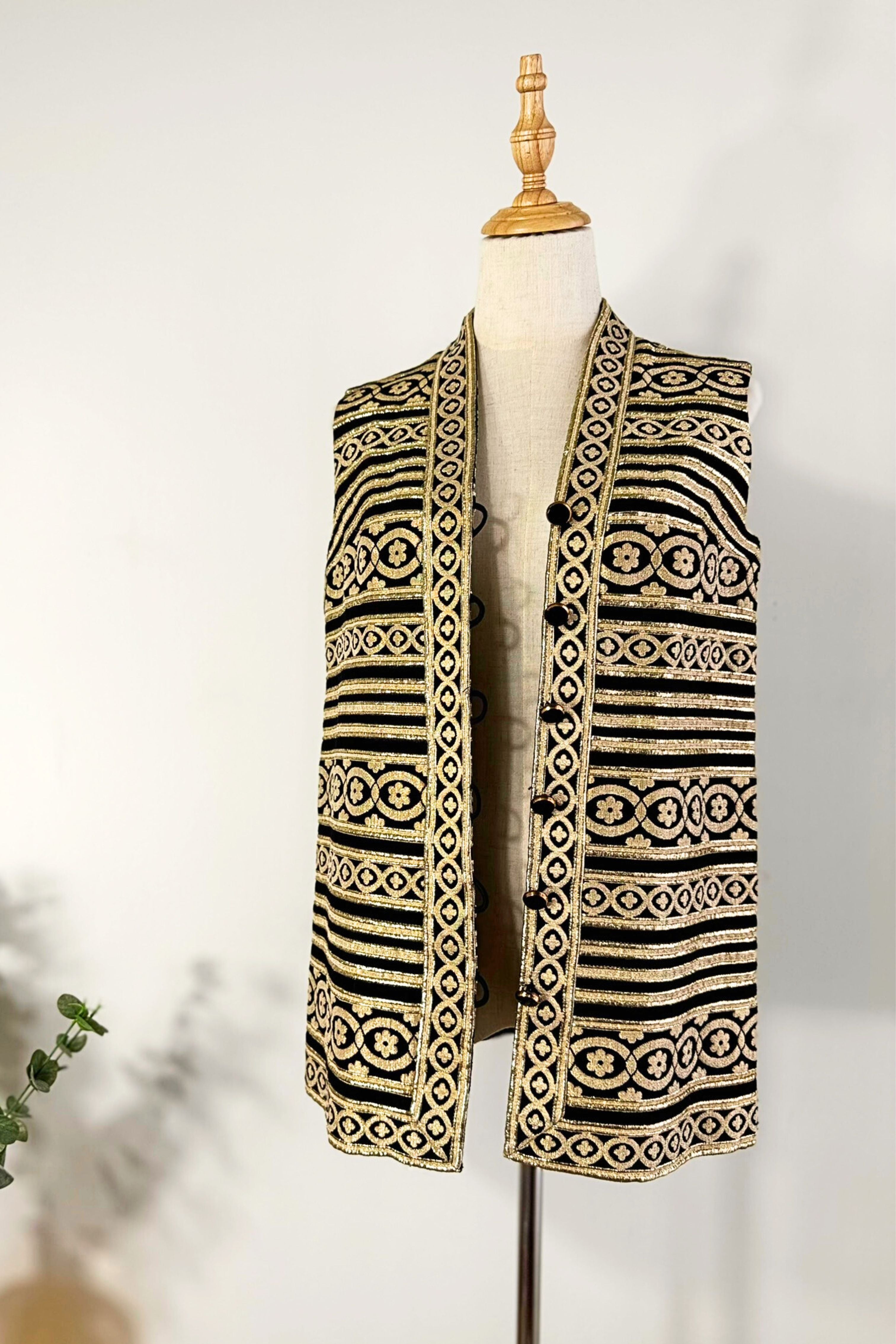 Veste sans manche brodée noire et or