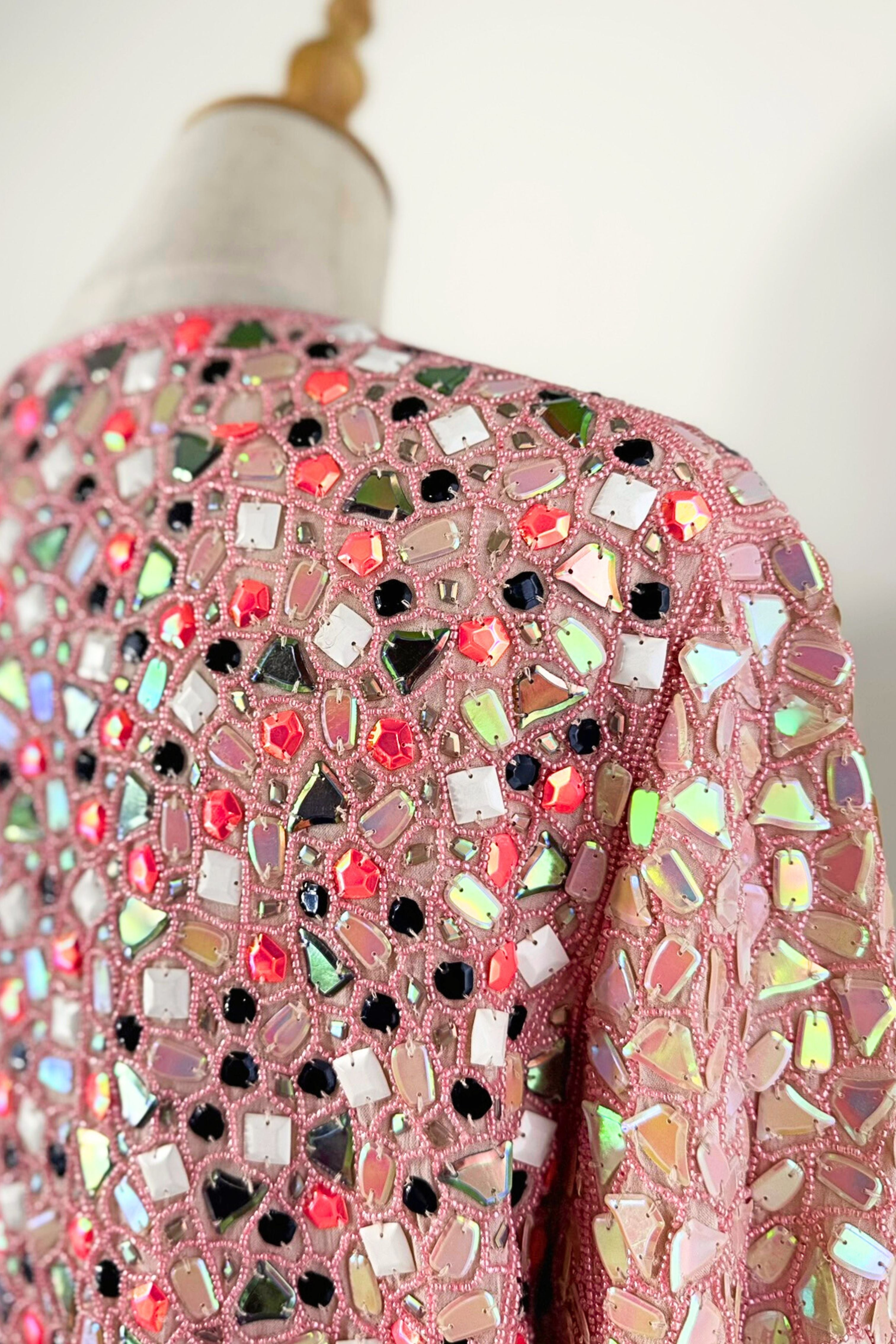 Veste rose courte en brodée de sequins