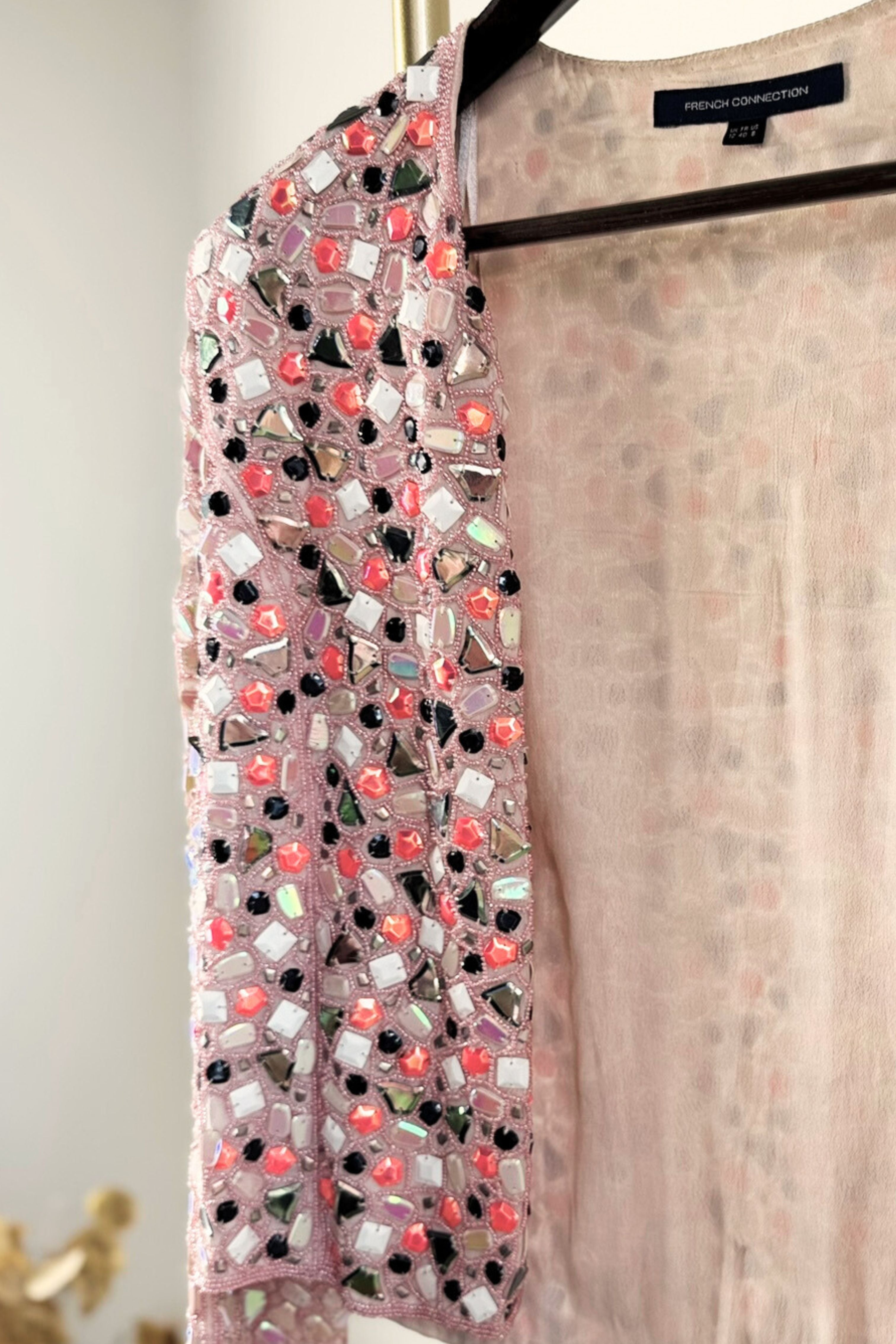 Veste rose courte en brodée de sequins