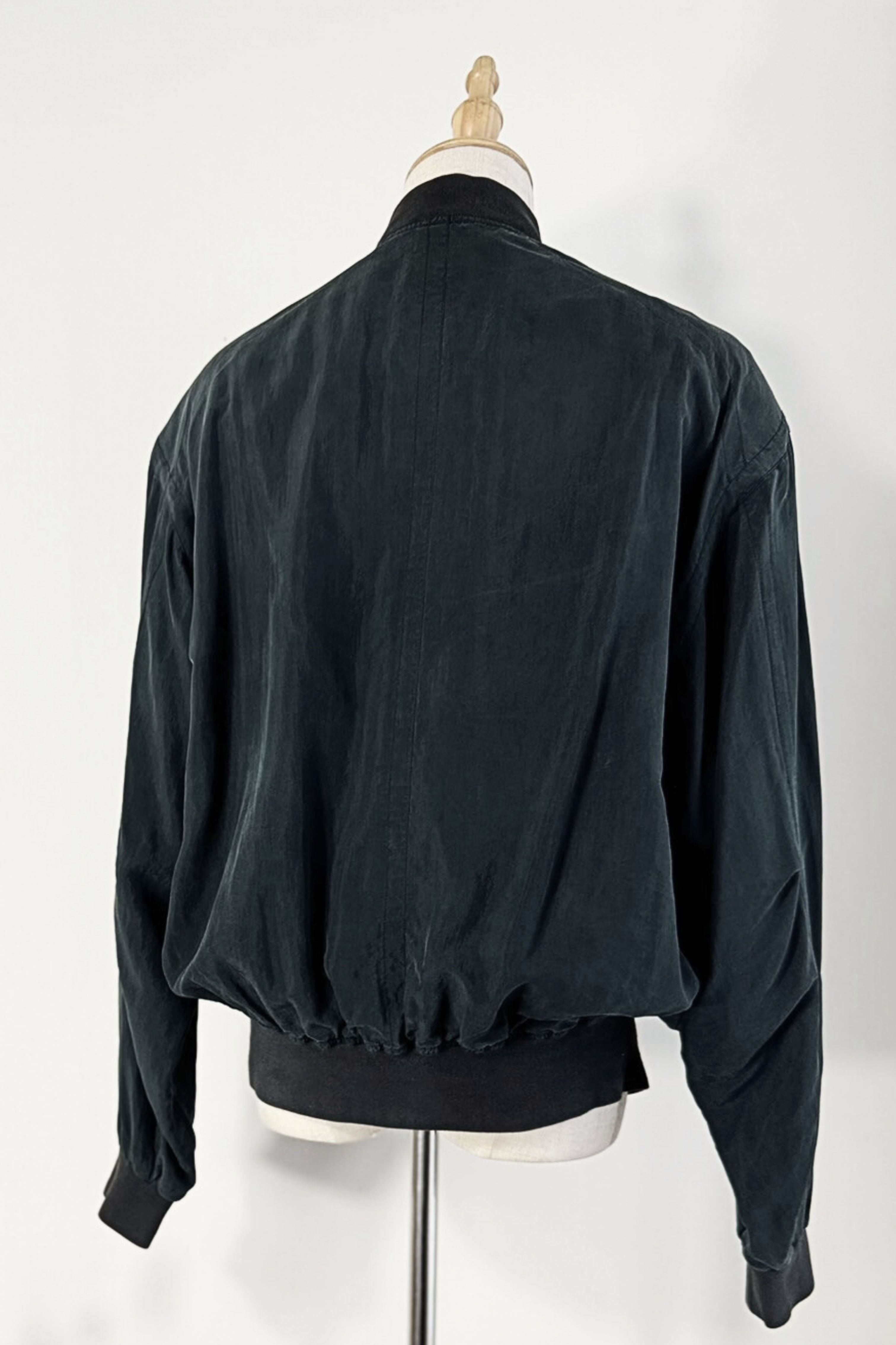 Veste bomber courte en soie noire