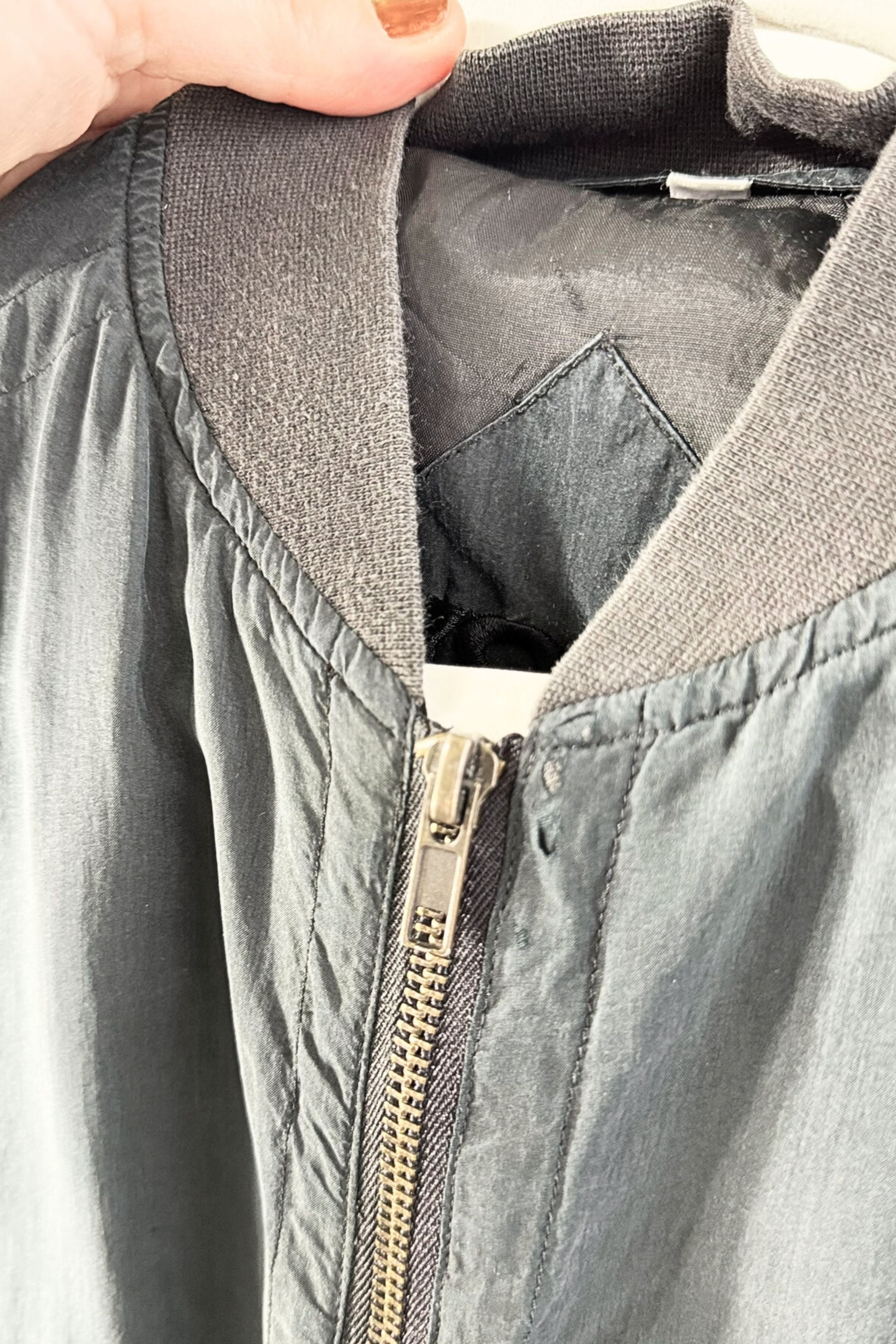 Veste bomber courte en soie noire