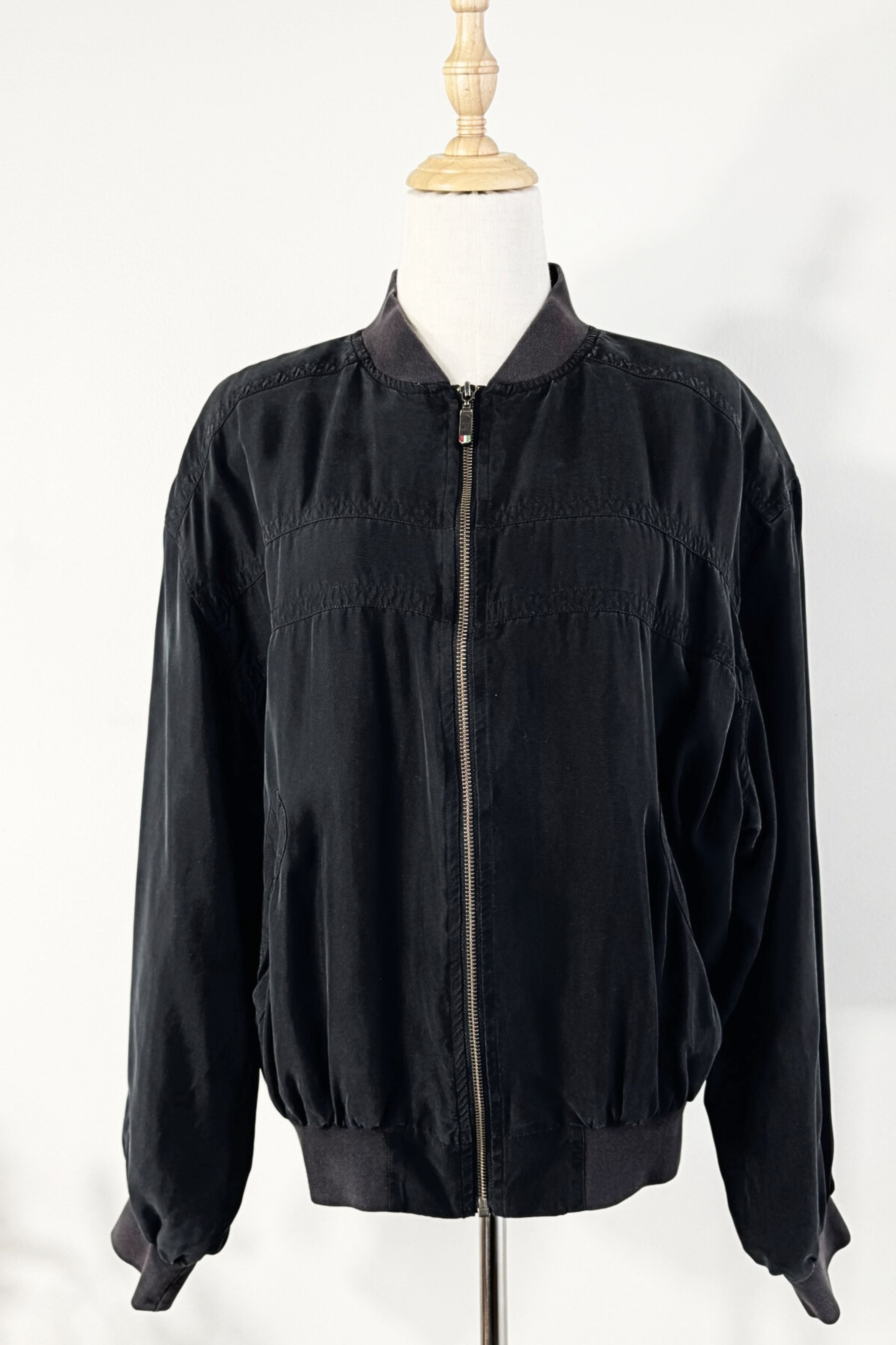 Veste bomber classique en soie noire