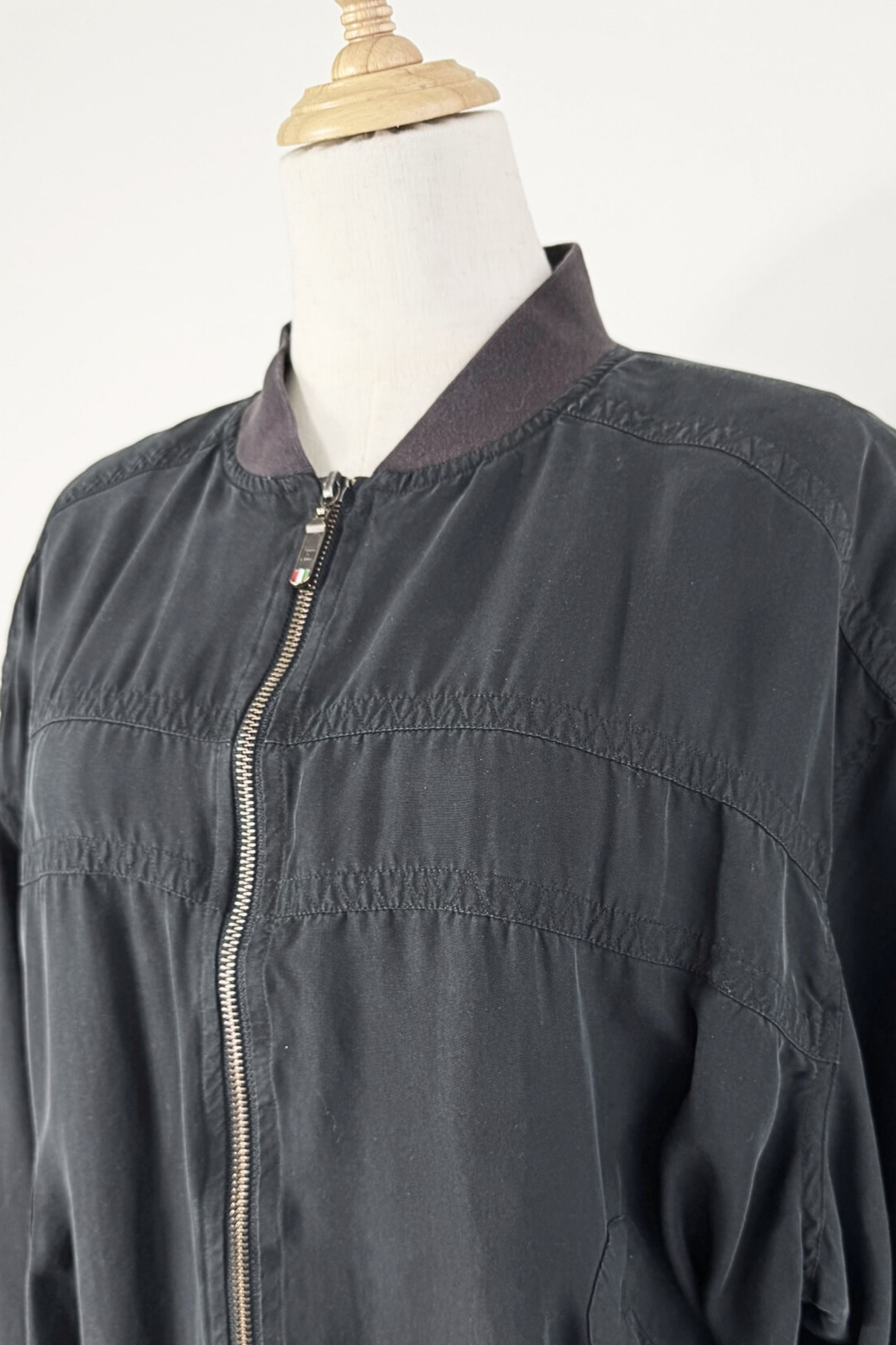 Veste bomber classique en soie noire