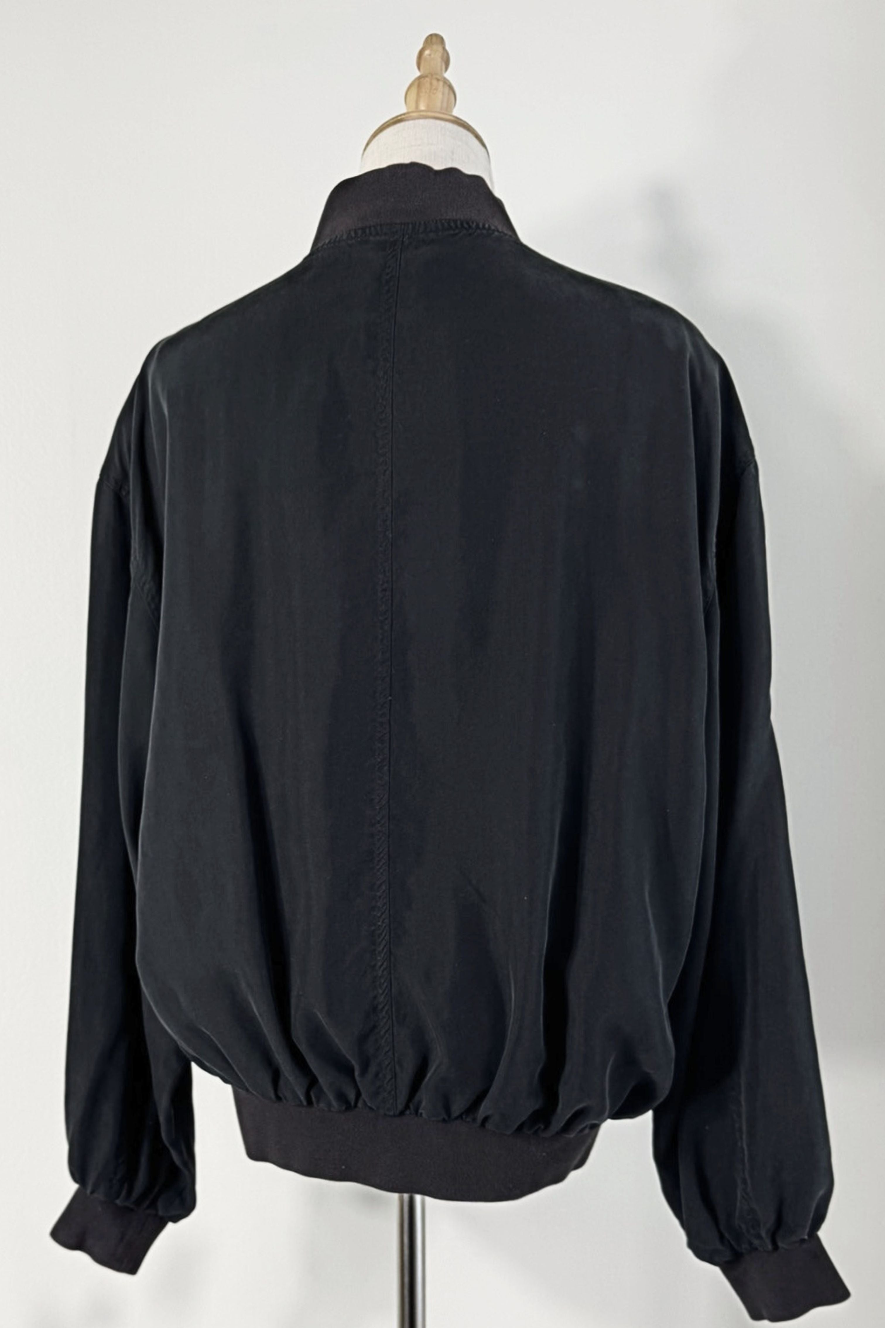 Veste bomber classique en soie noire