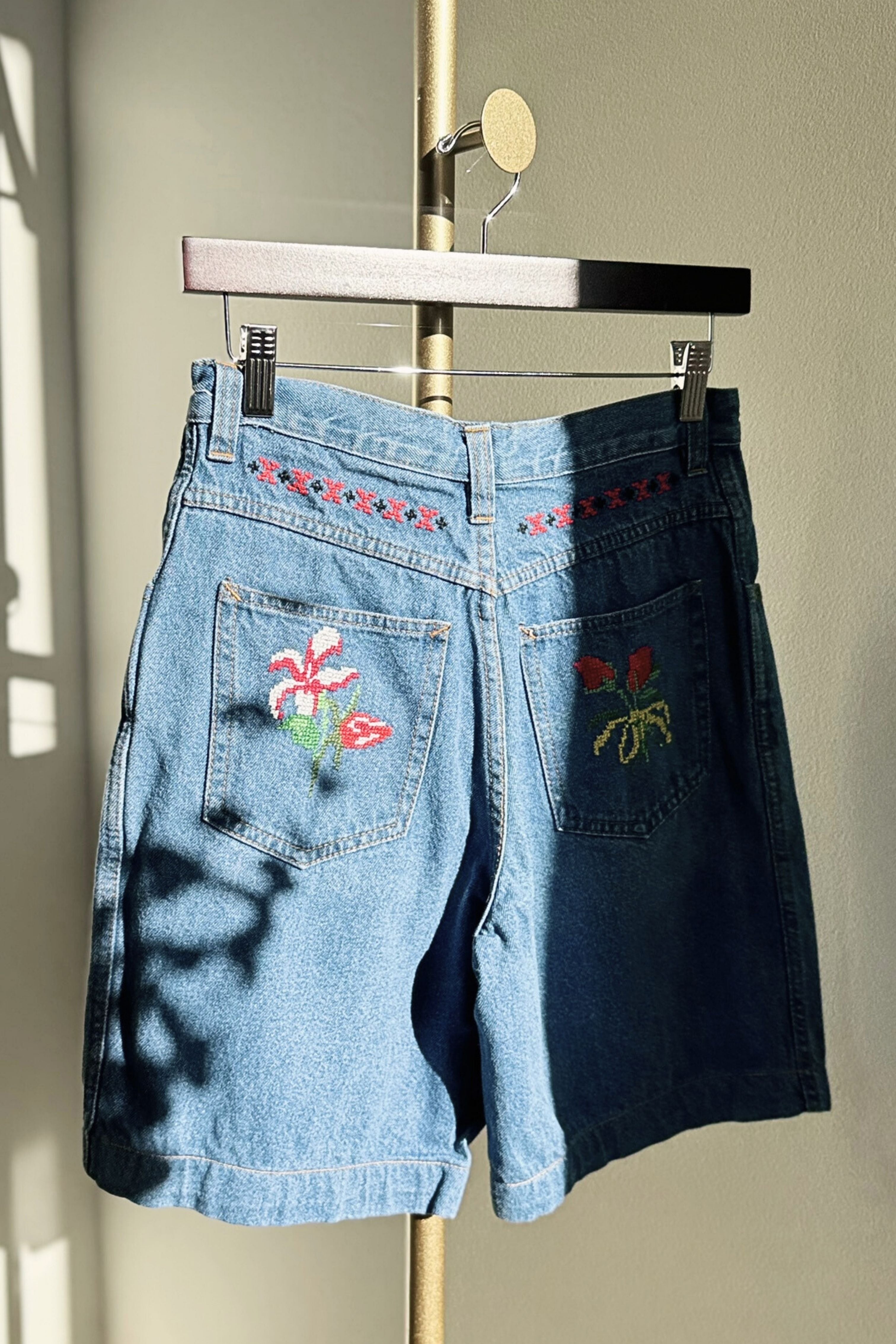 Bermuda en jeans brodé bleu moyen