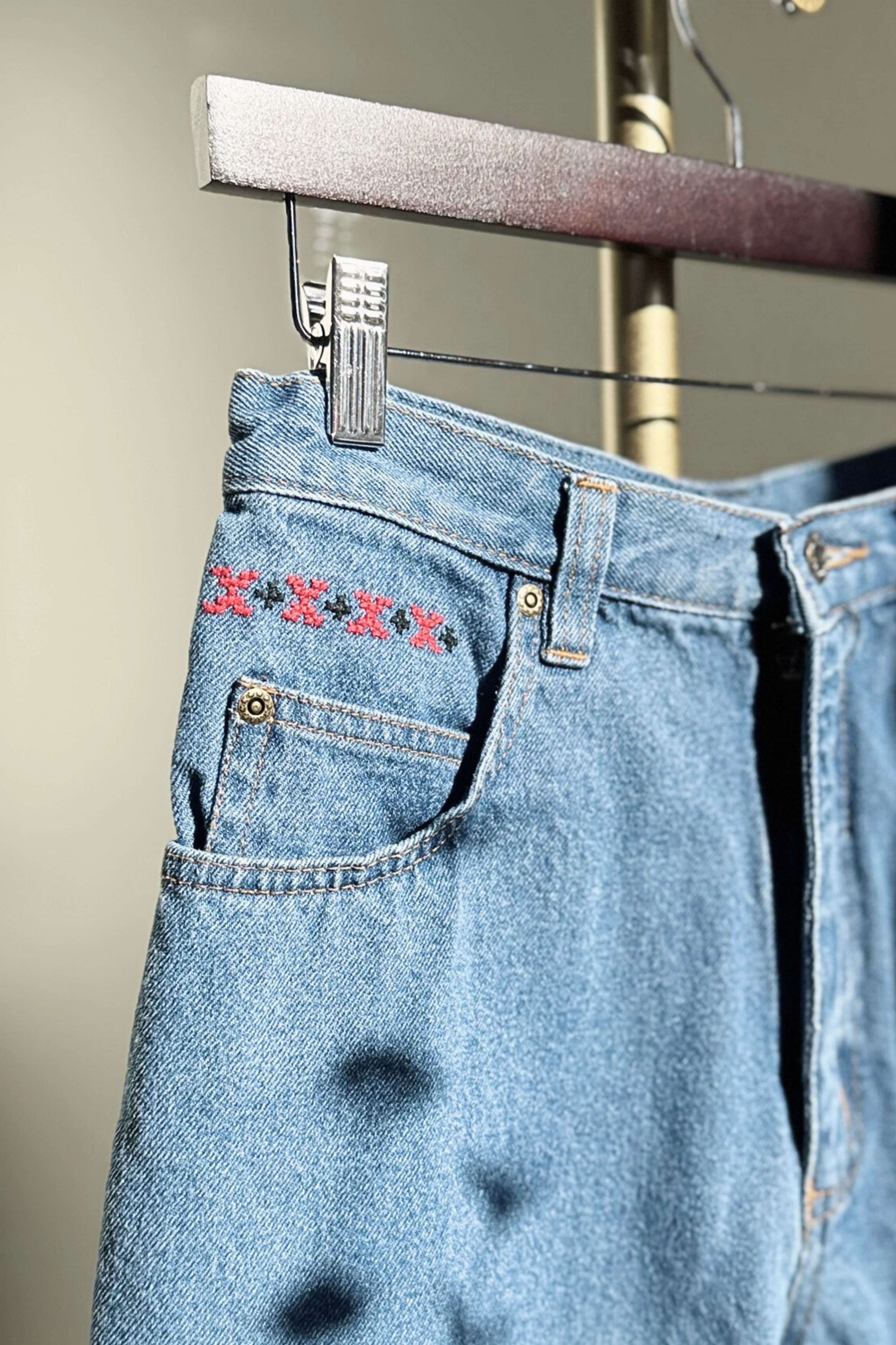 Bermuda en jeans brodé bleu moyen