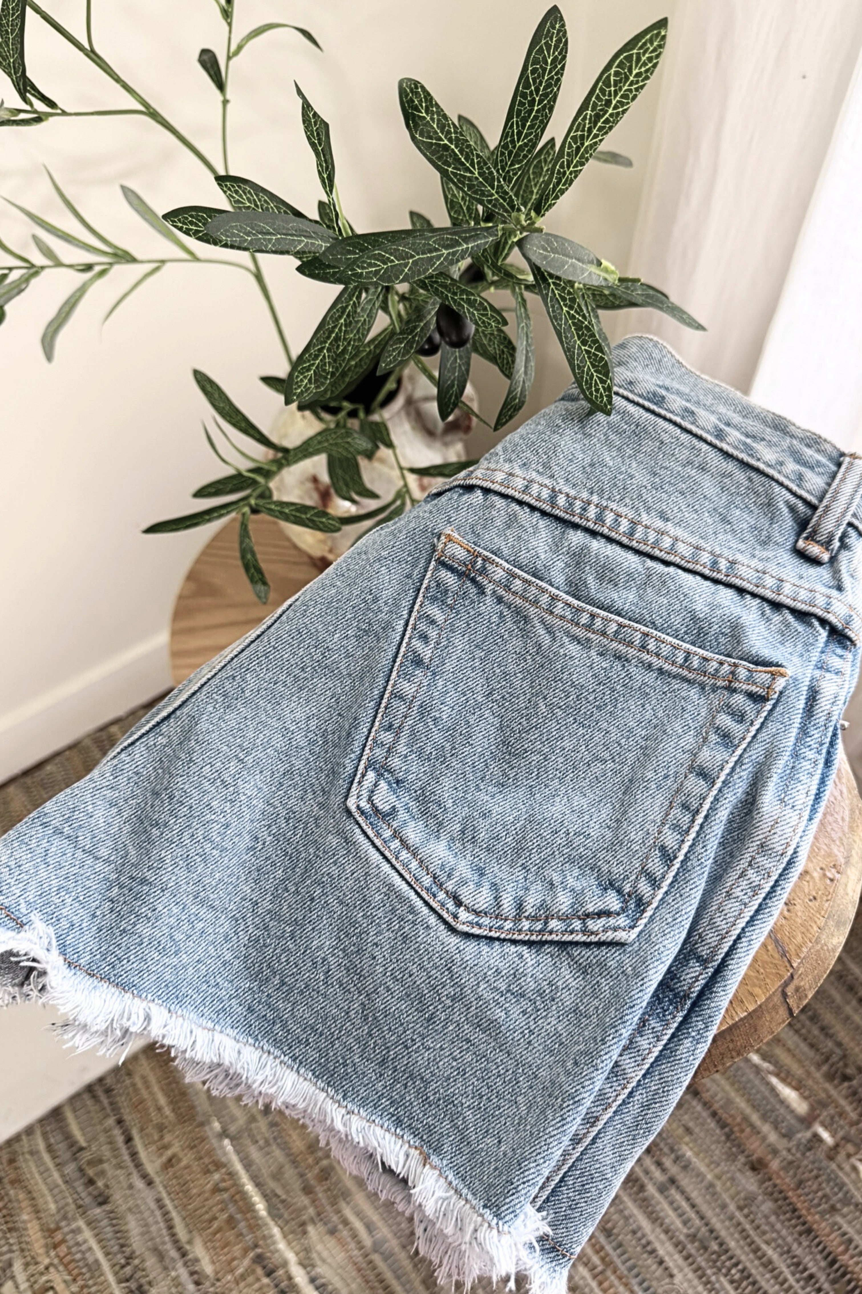Short en jeans court effiloché denim clair