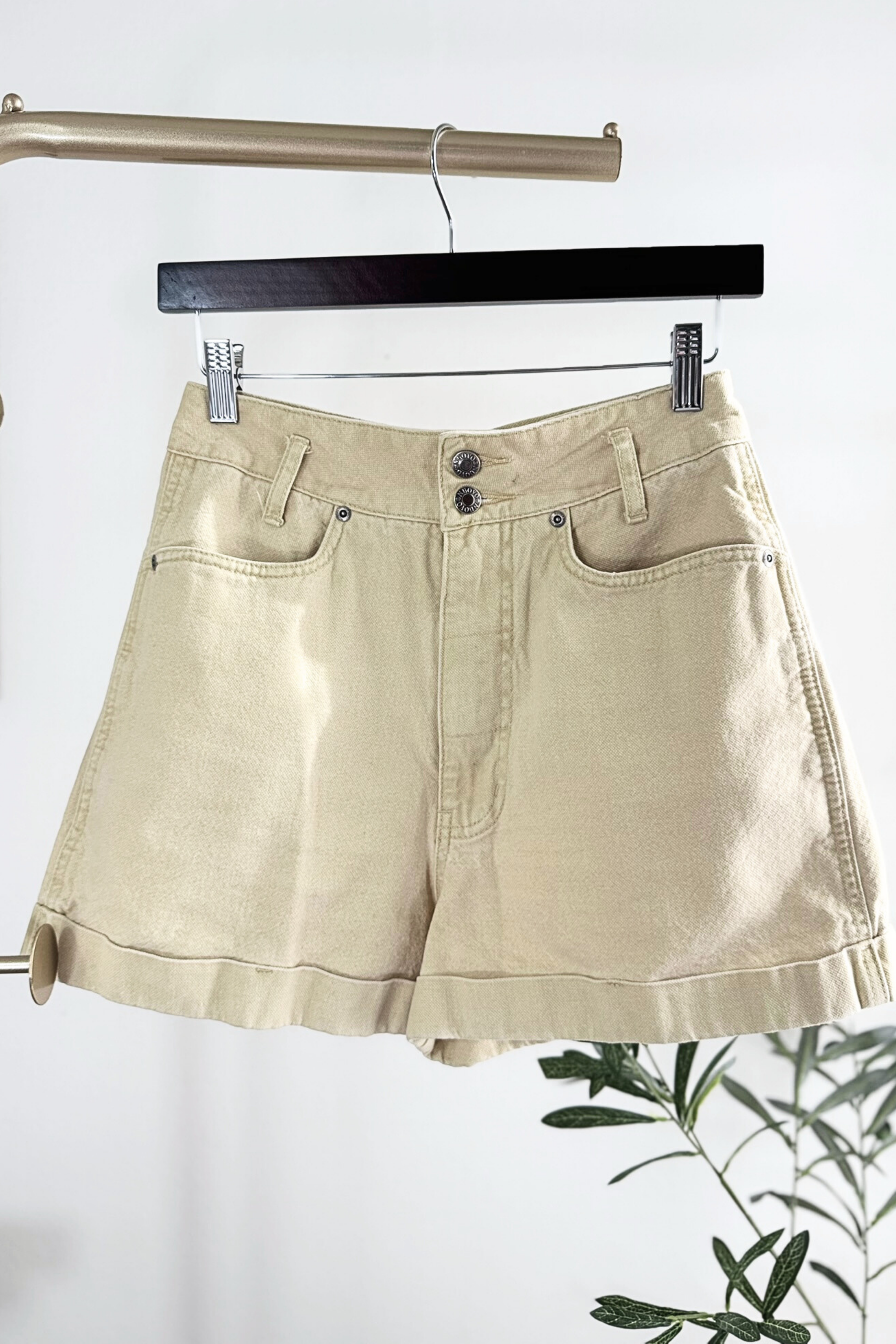 Short en jeans jaune clair