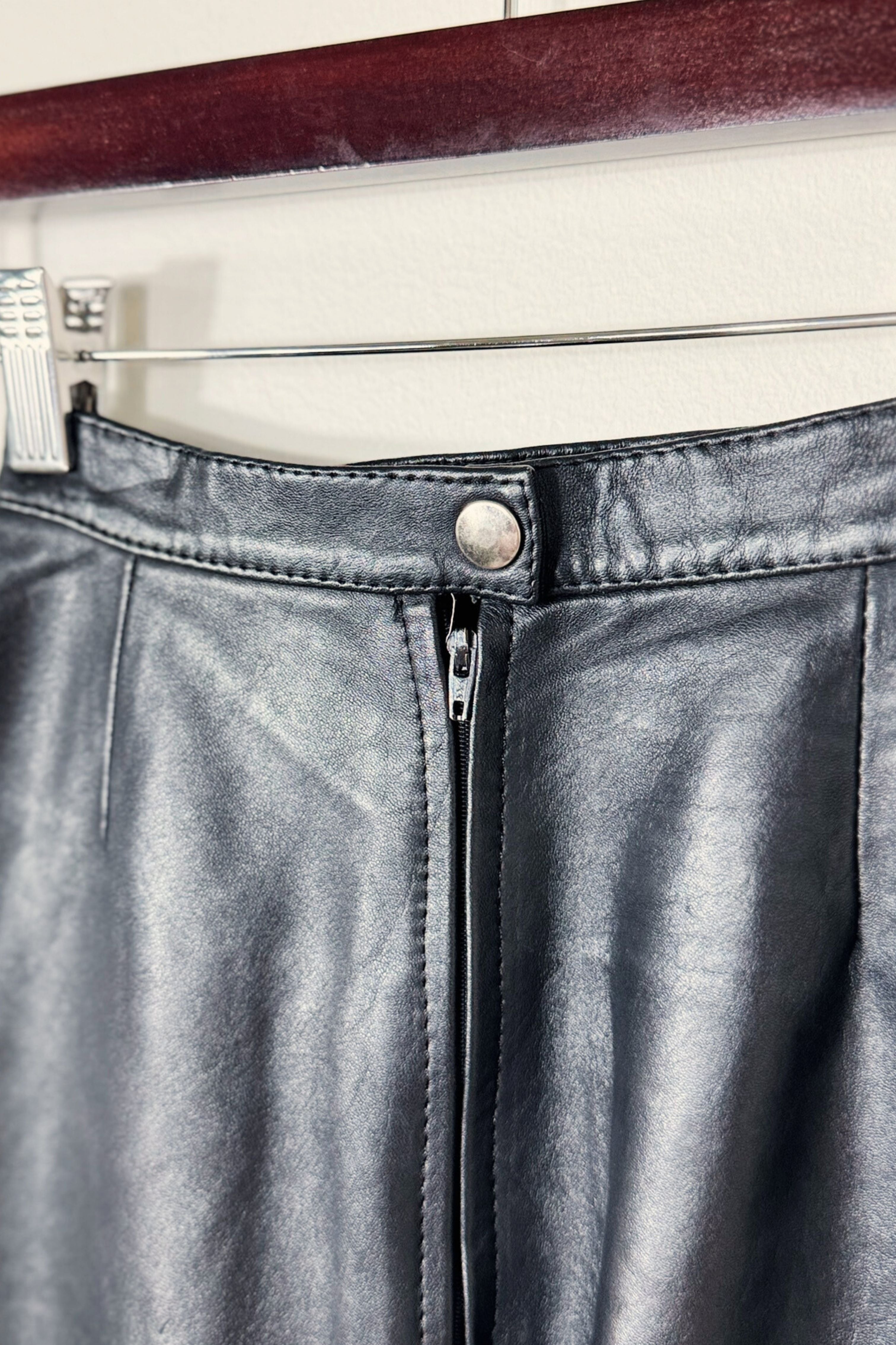 Jupe courte en cuir noire