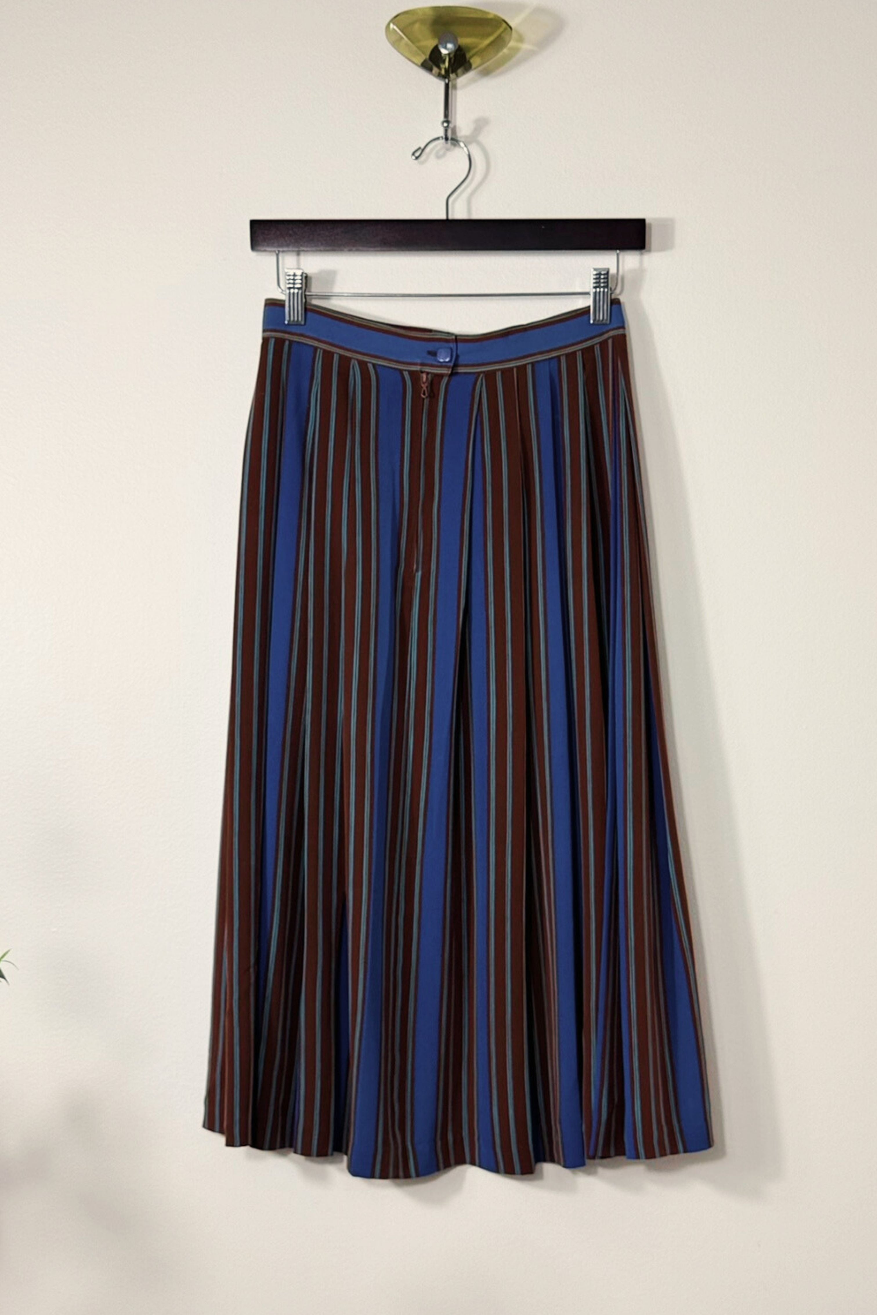 Jupe midi fluide à rayures bleue