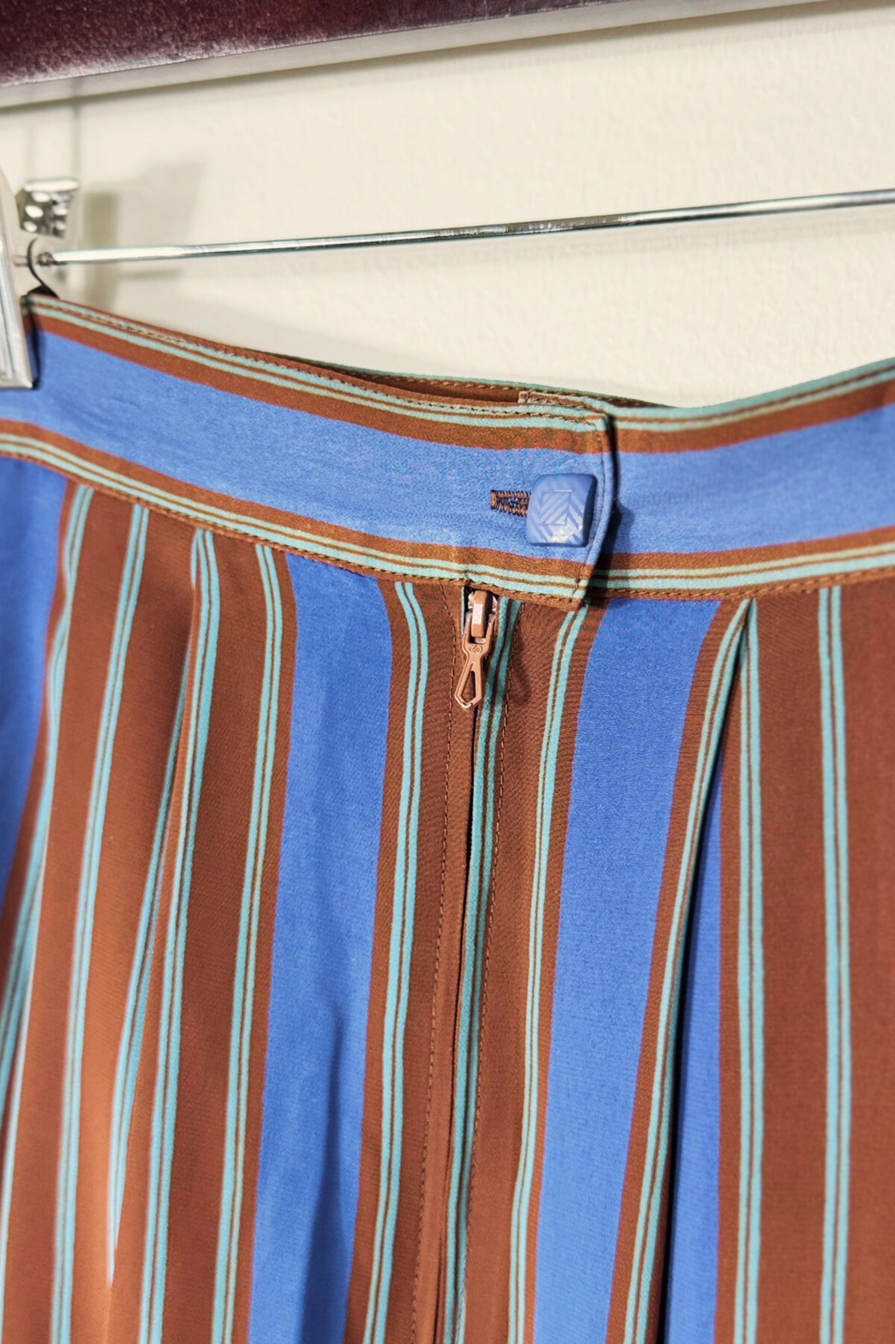 Jupe midi fluide à rayures bleue