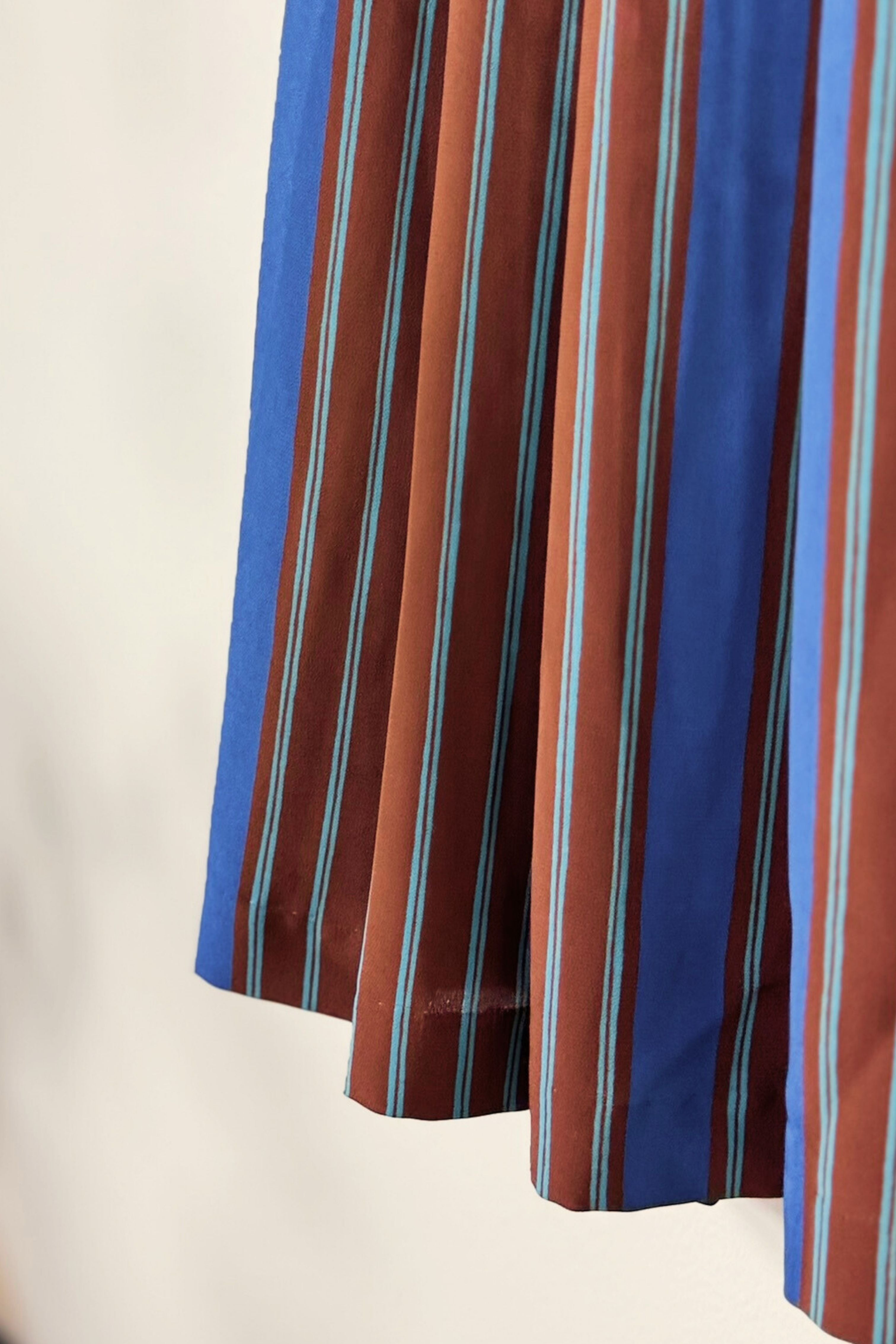 Jupe midi fluide à rayures bleue