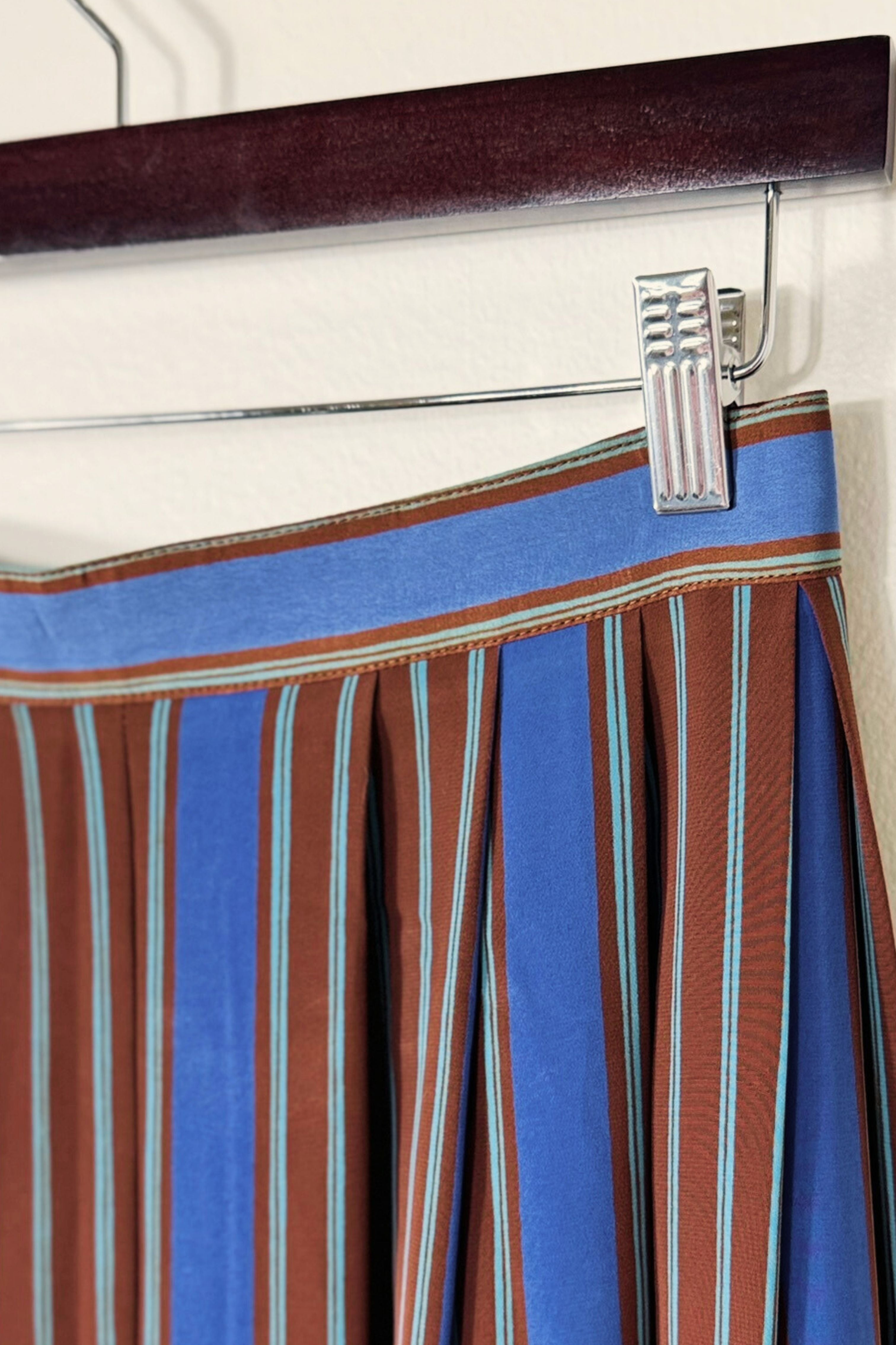 Jupe midi fluide à rayures bleue