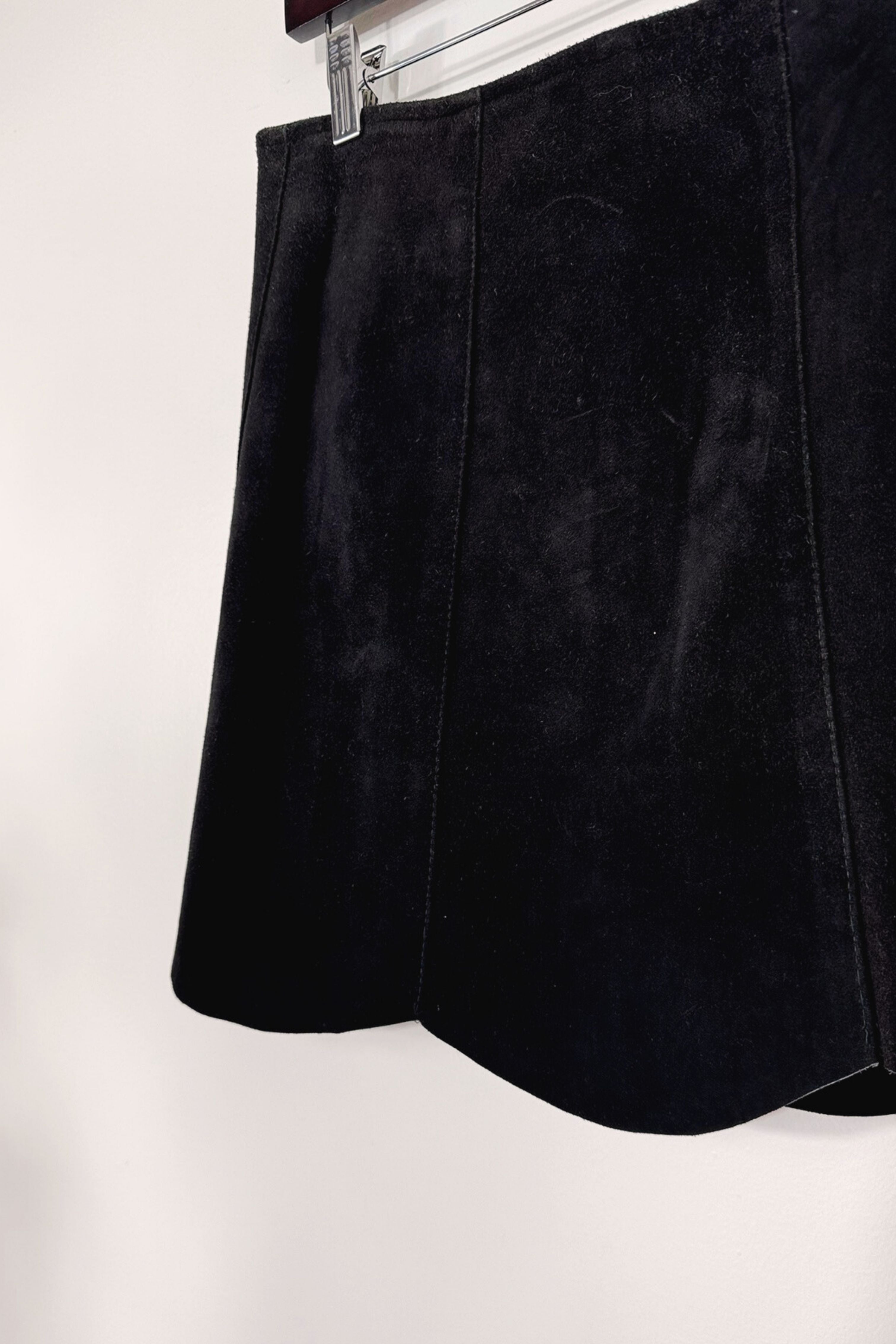 Jupe courte en daim noire