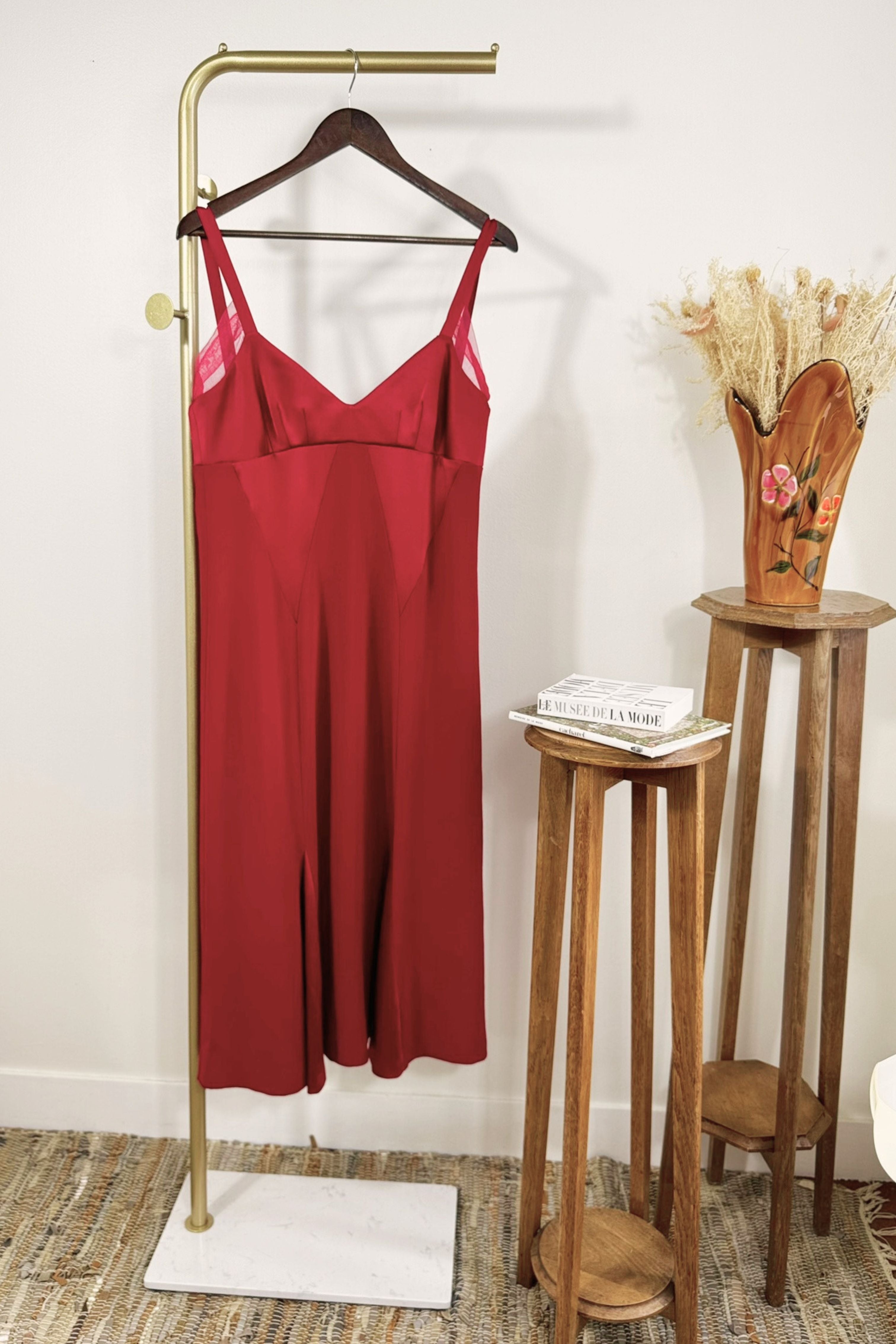 Robe midi satinée à bretelles fuchsia