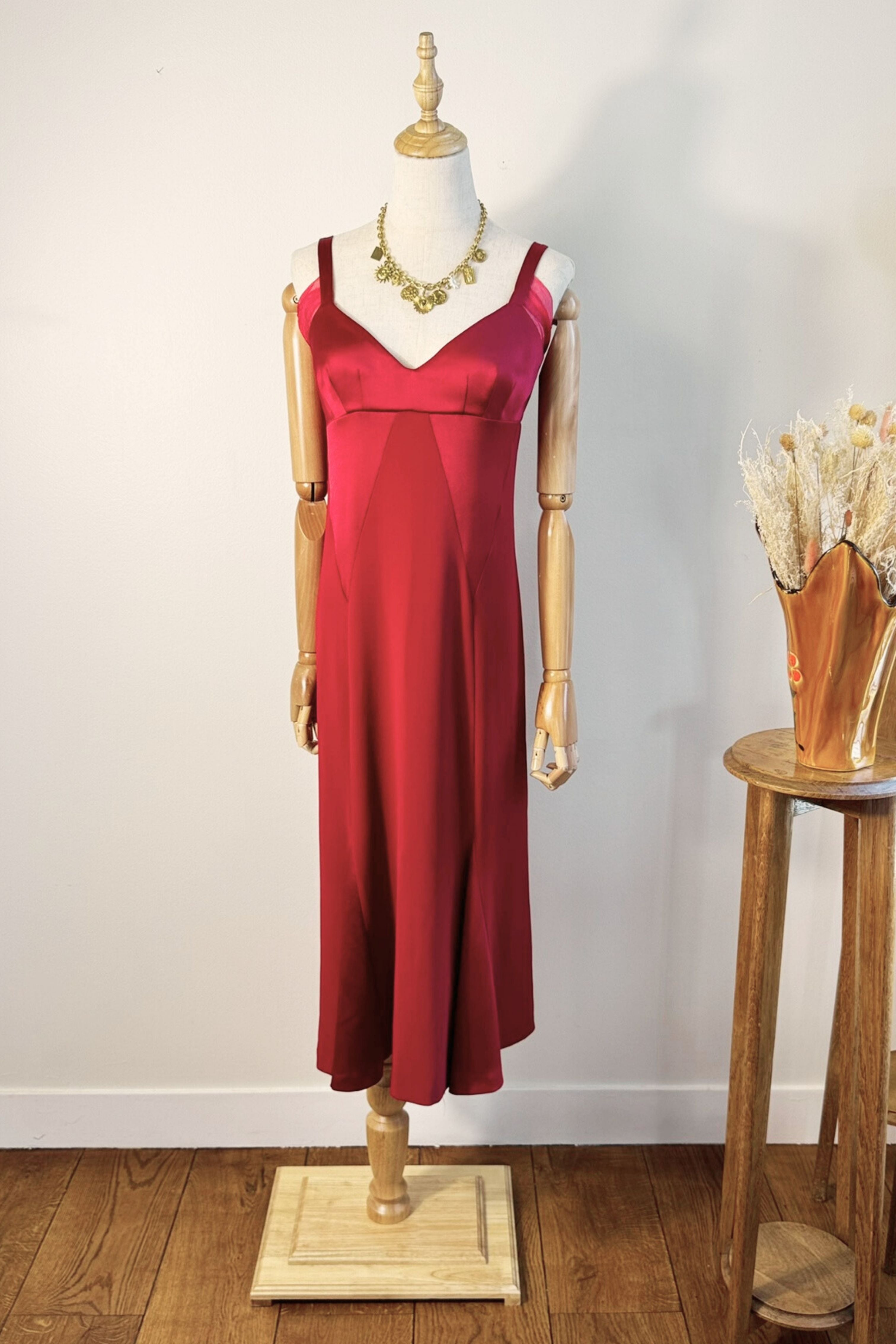 Robe midi satinée à bretelles fuchsia
