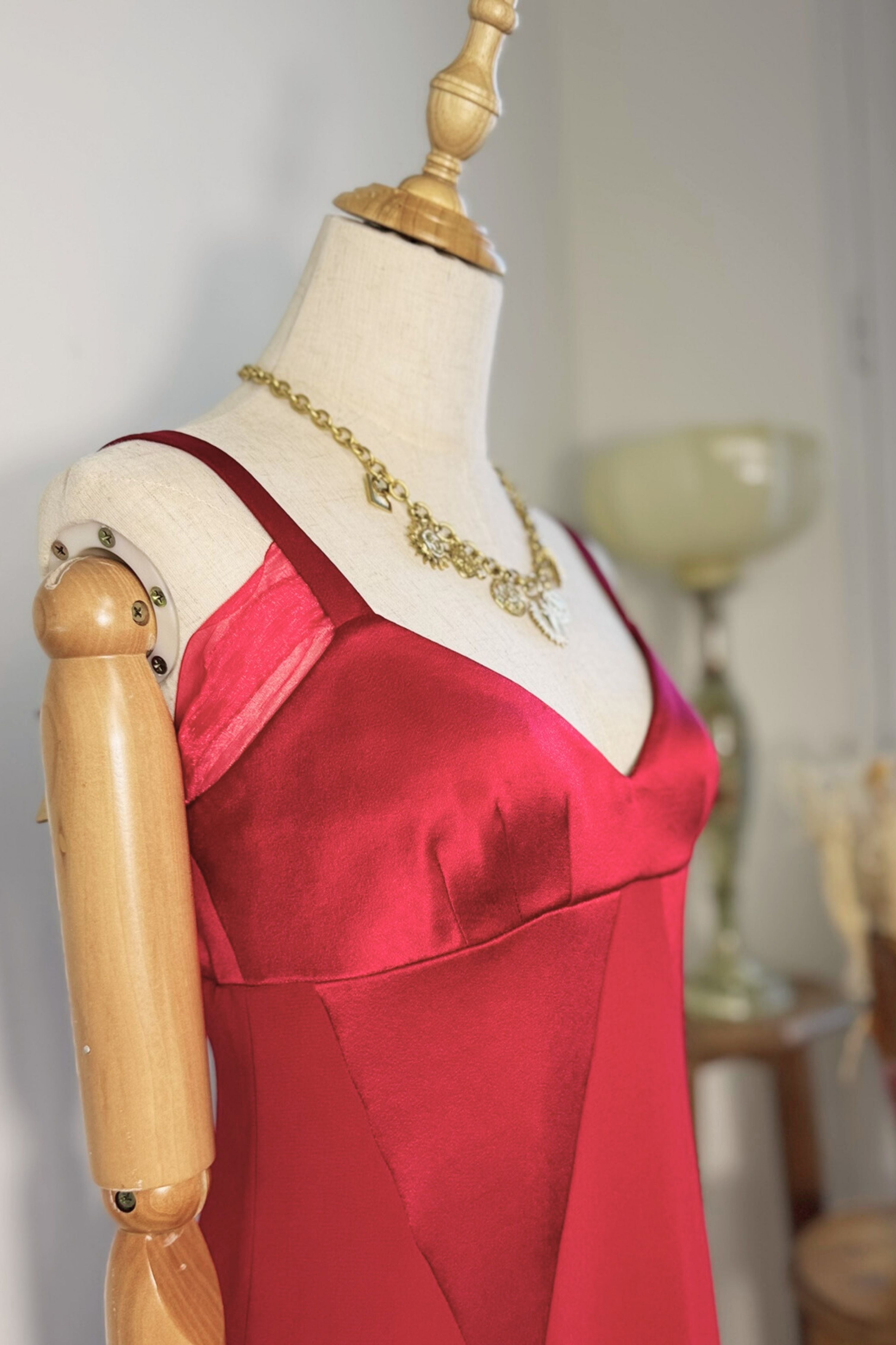 Robe midi satinée à bretelles fuchsia