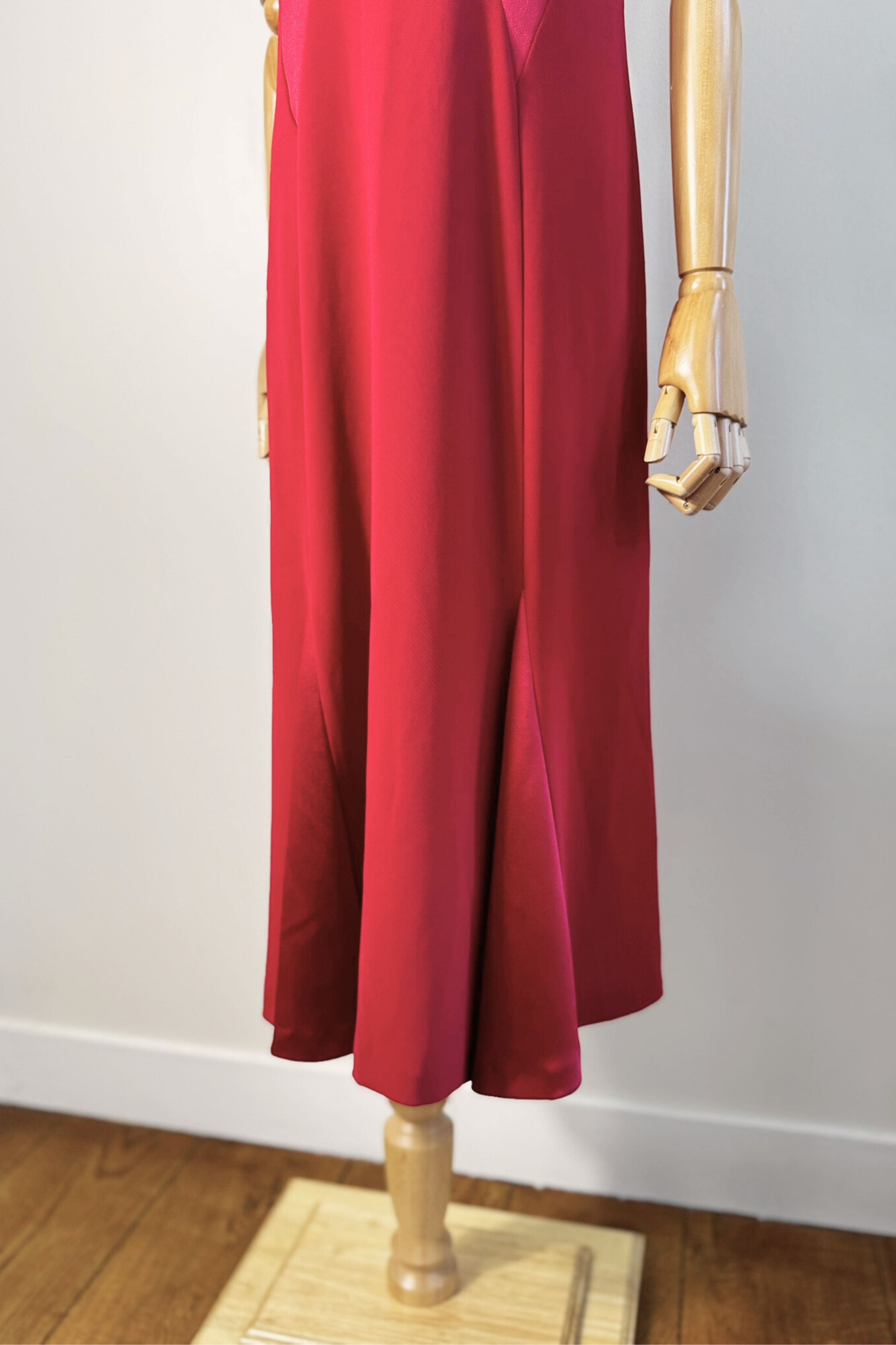 Robe midi satinée à bretelles fuchsia