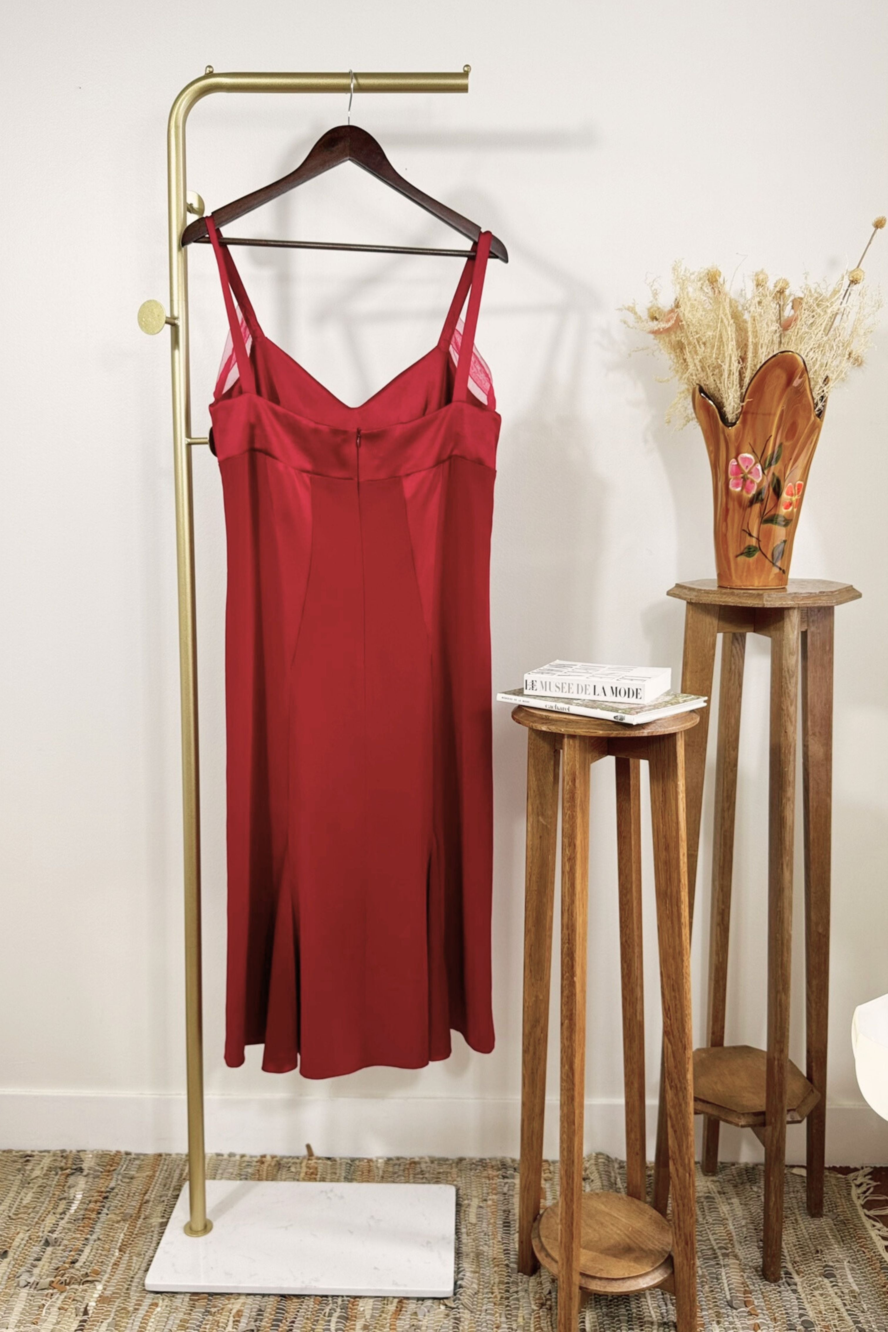 Robe midi satinée à bretelles fuchsia