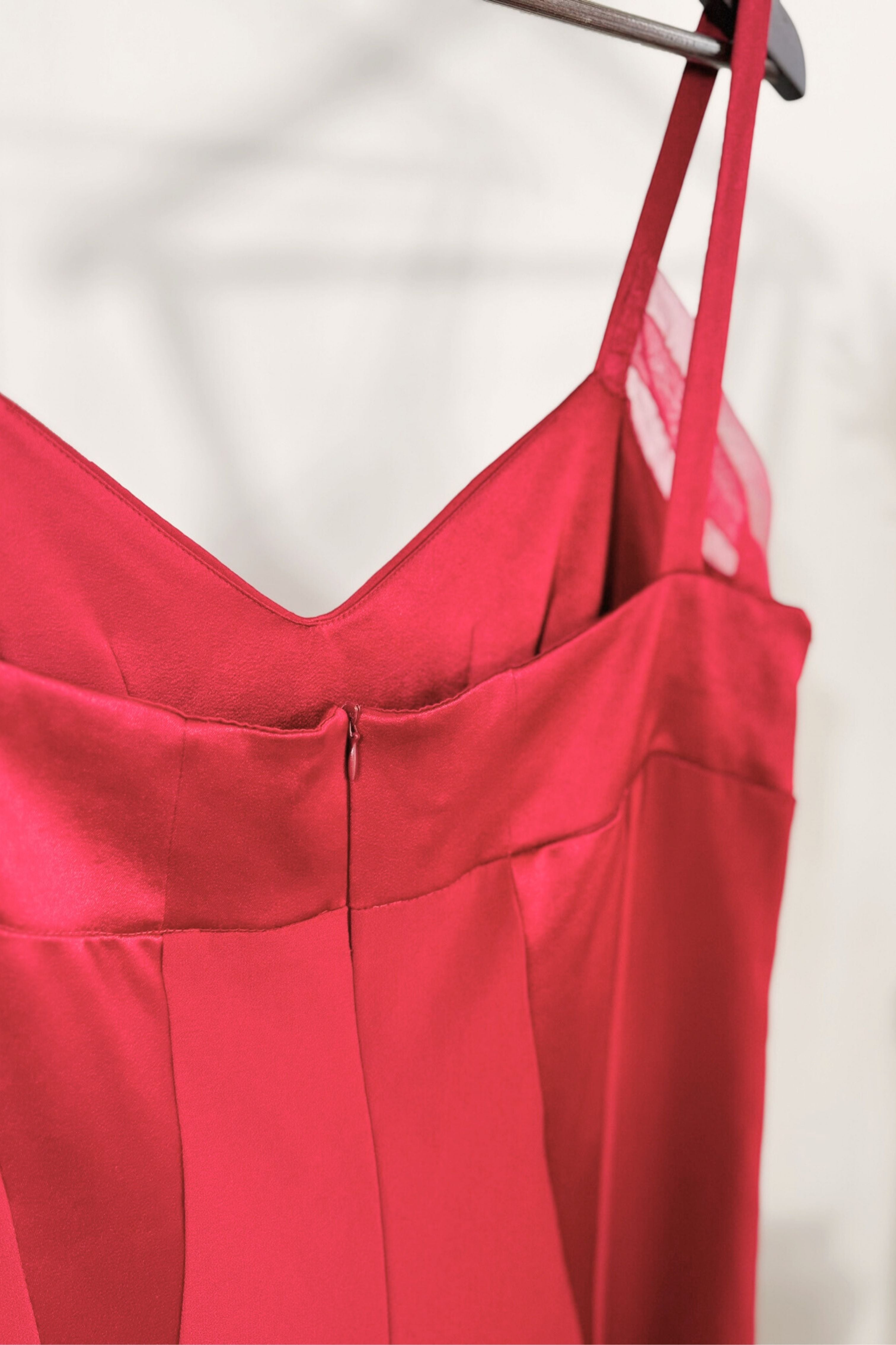 Robe midi satinée à bretelles fuchsia