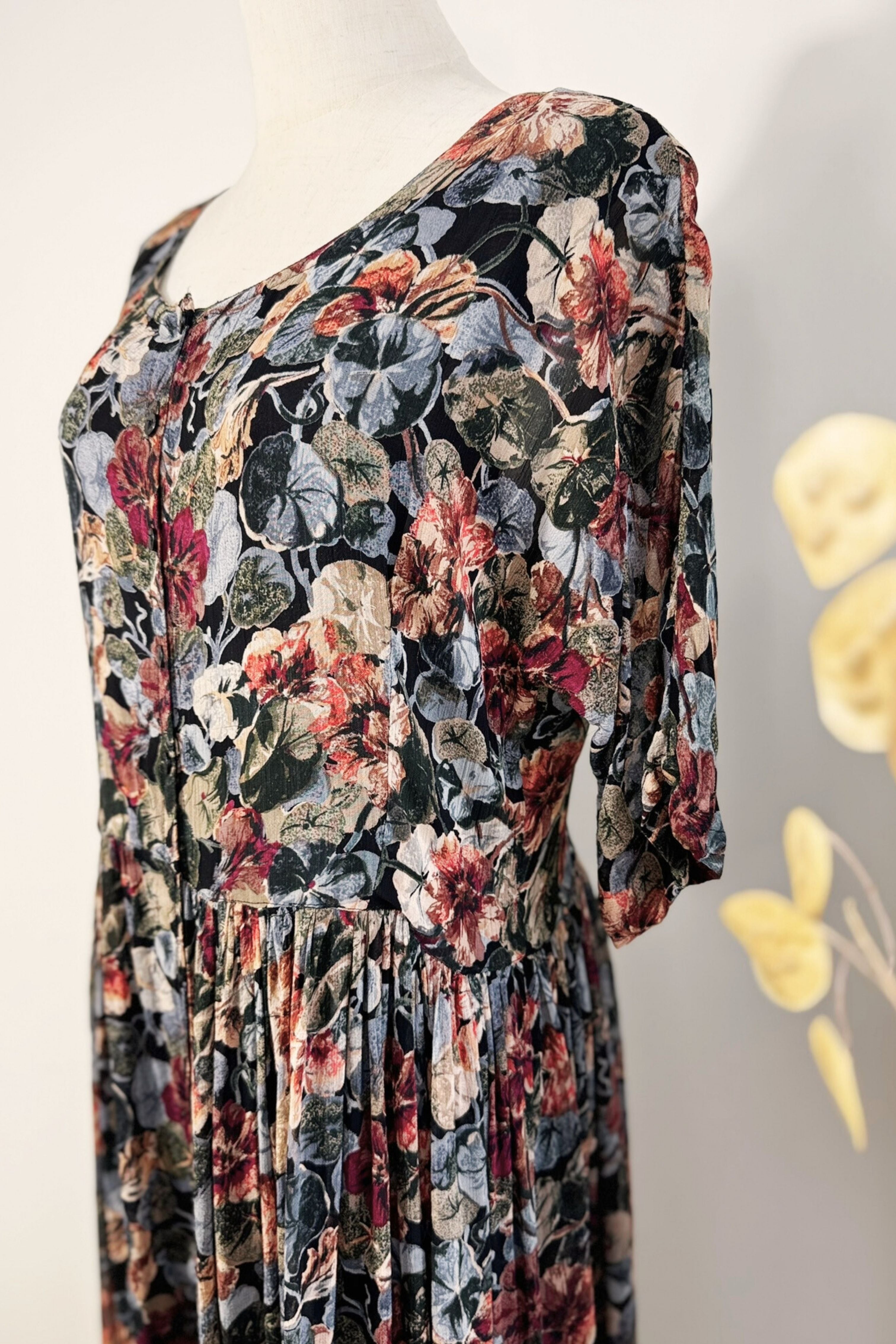 Robe longue à fleurs noire