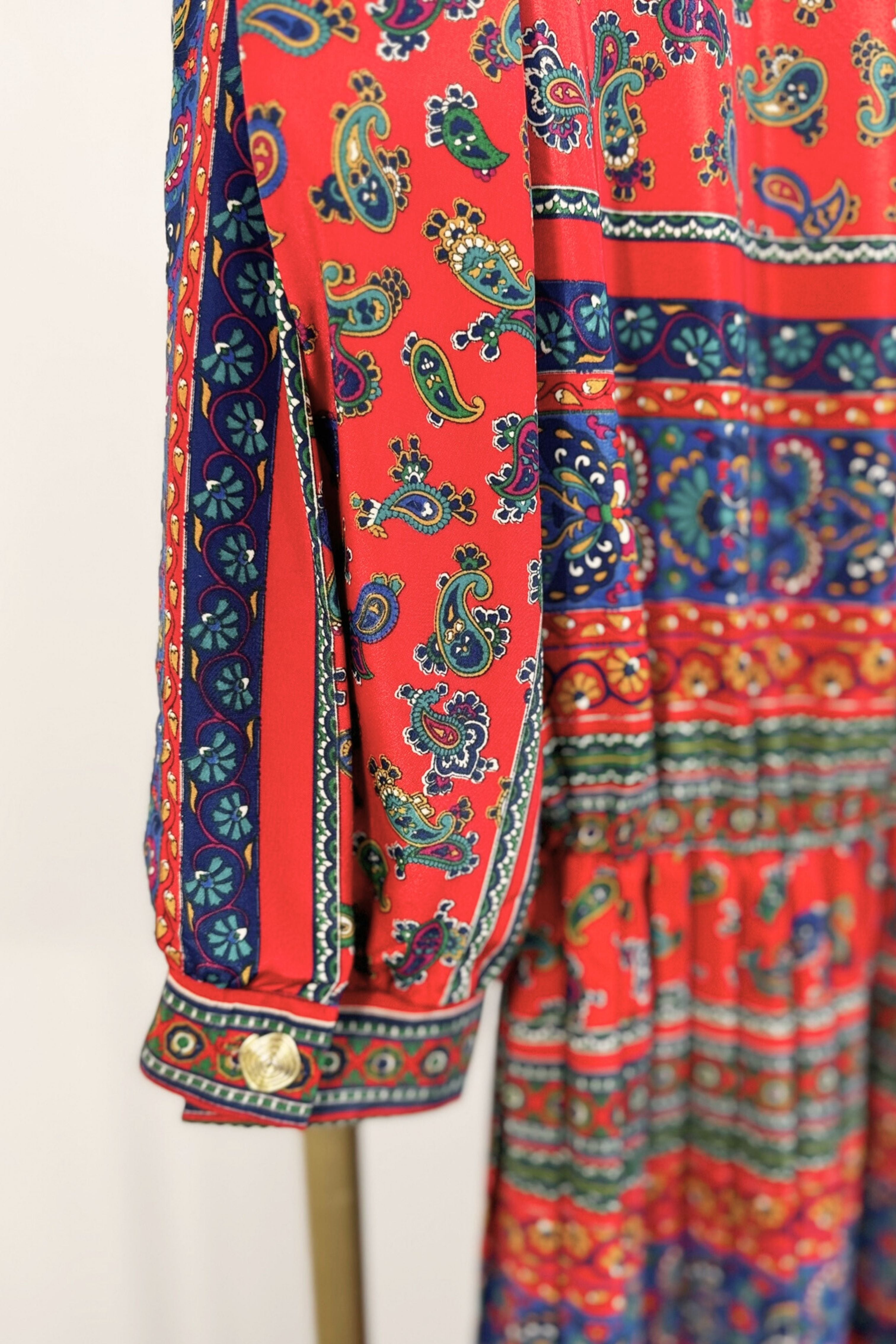 Robe longue à motifs cachemire rouge