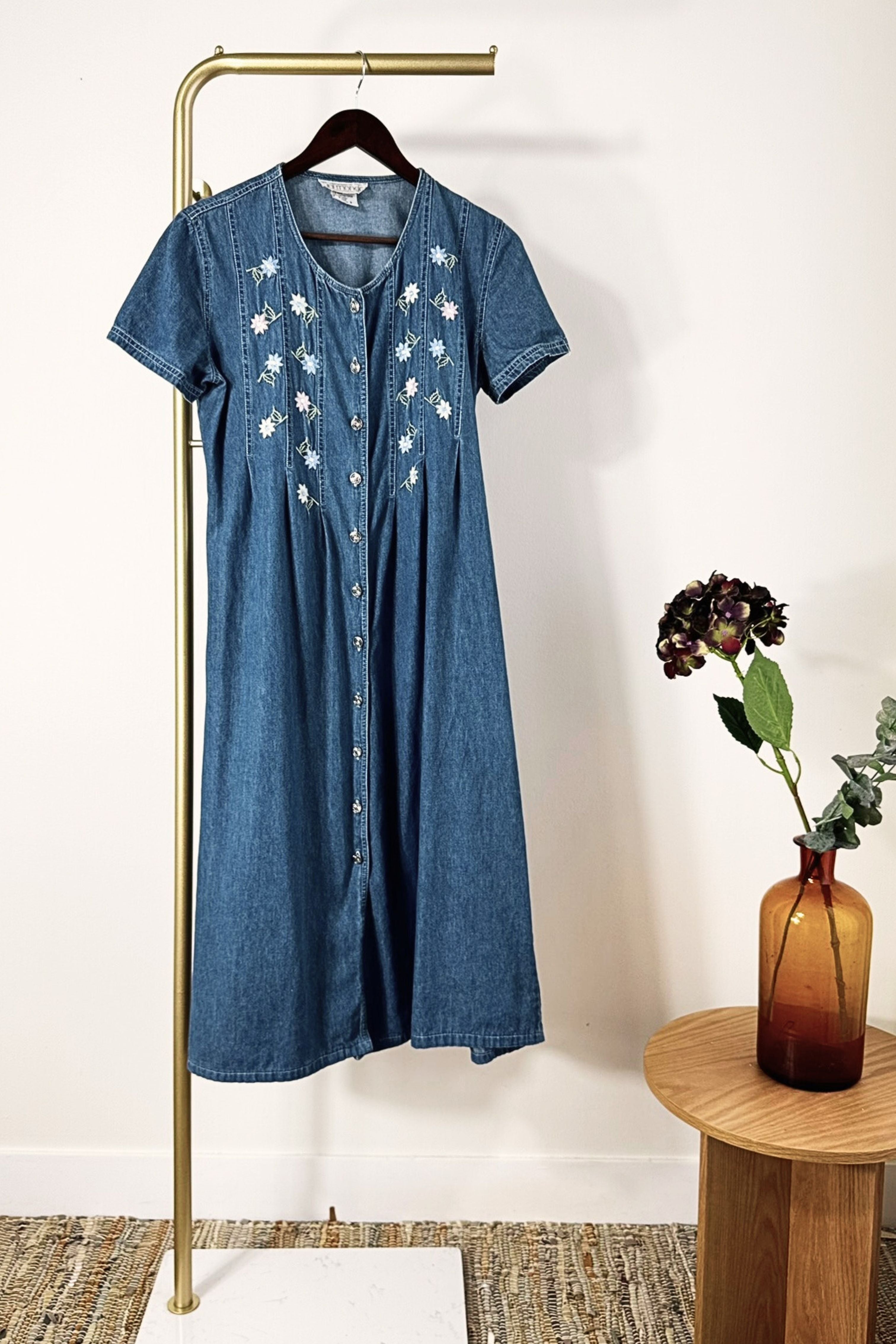 Robe midi boutonnée en jeans brodée