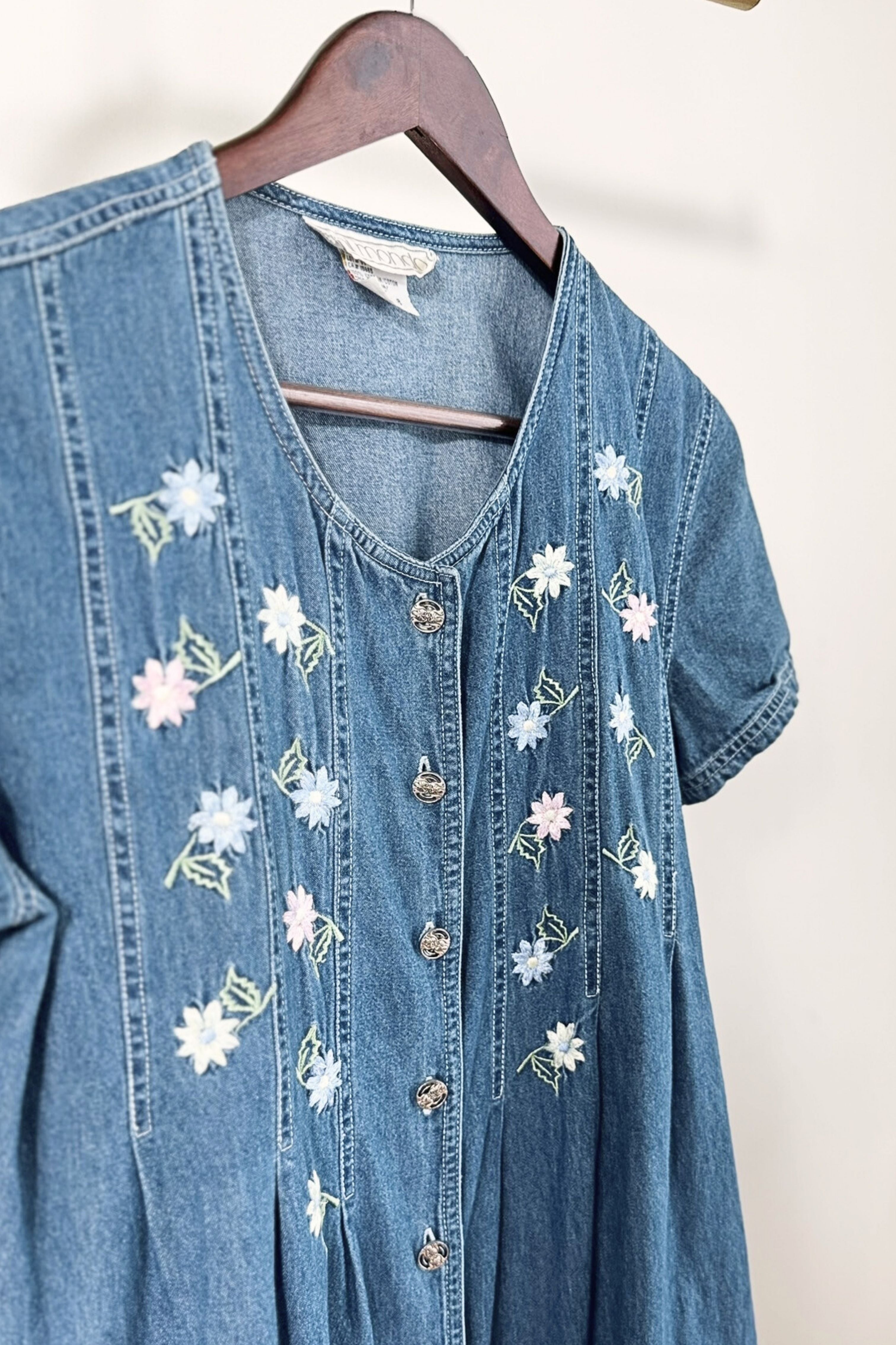 Robe midi boutonnée en jeans brodée