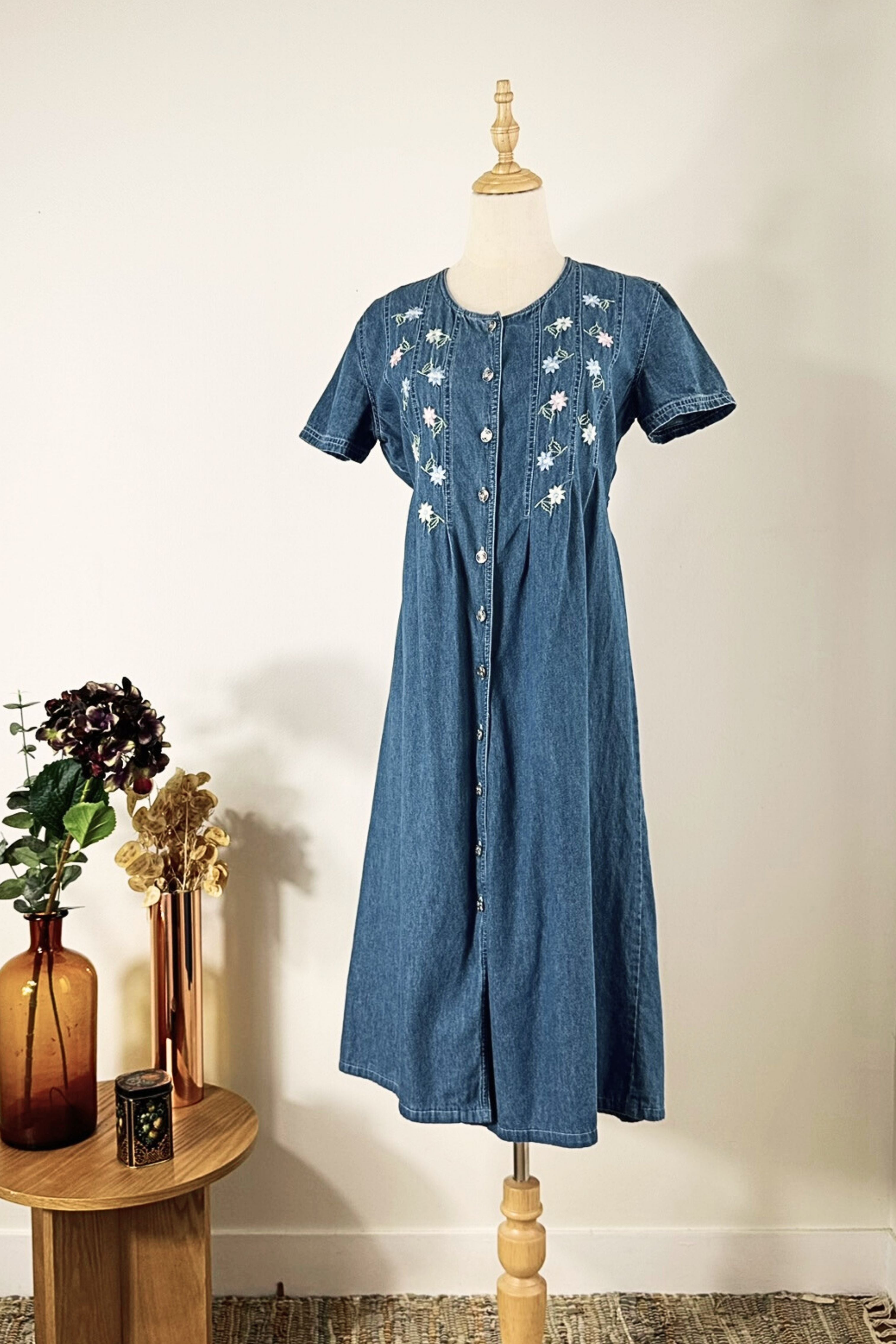 Robe midi boutonnée en jeans brodée