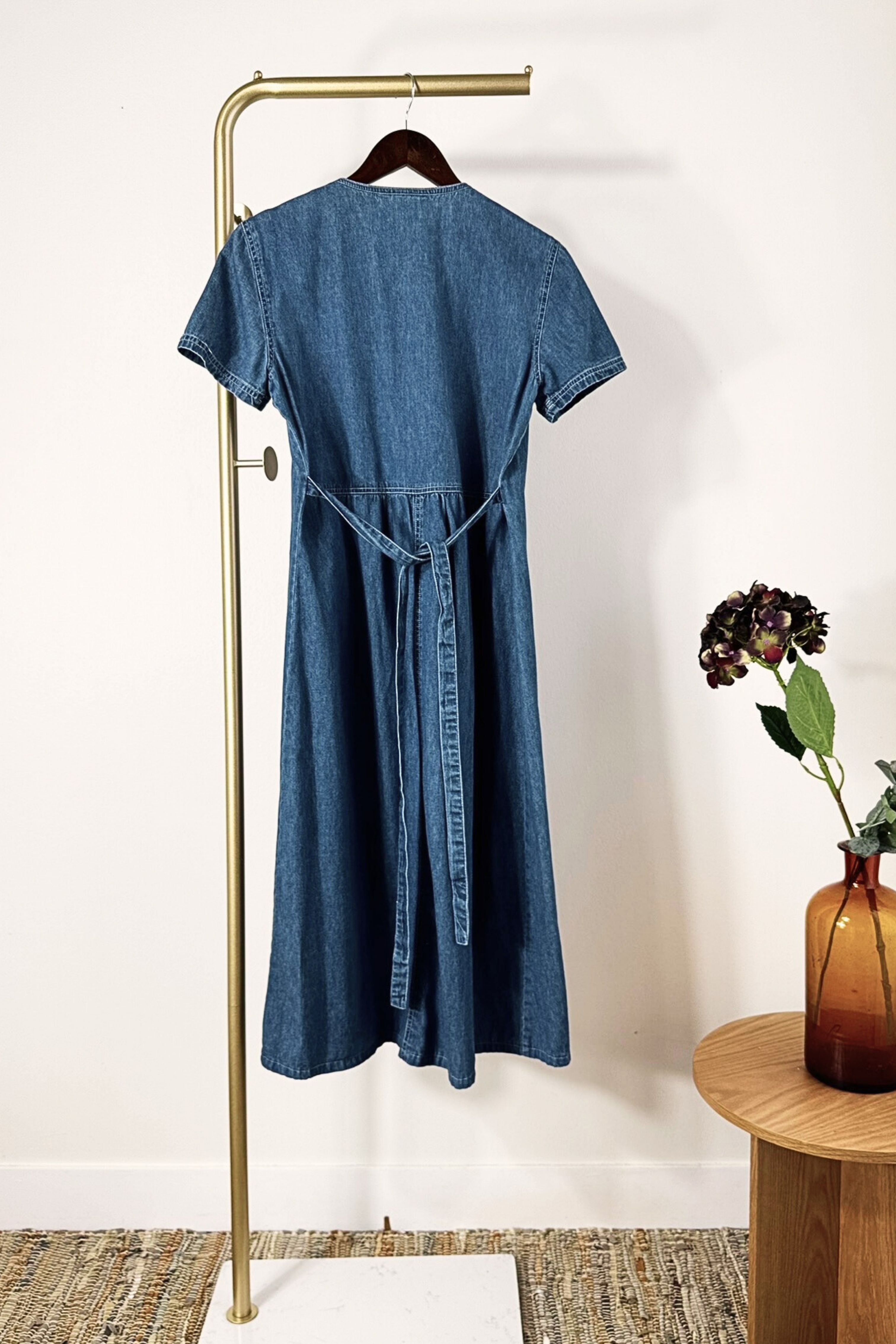 Robe midi boutonnée en jeans brodée