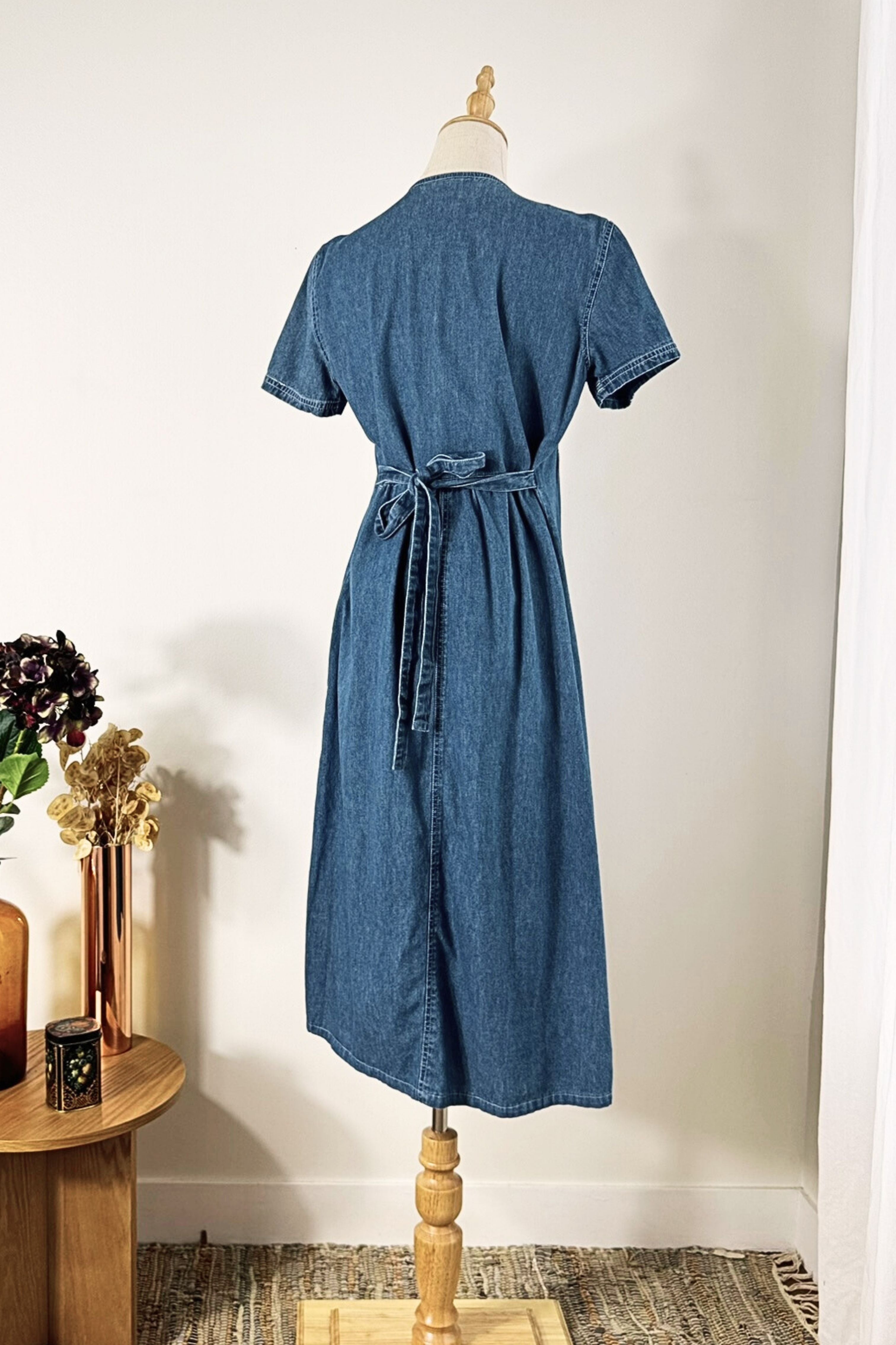 Robe midi boutonnée en jeans brodée