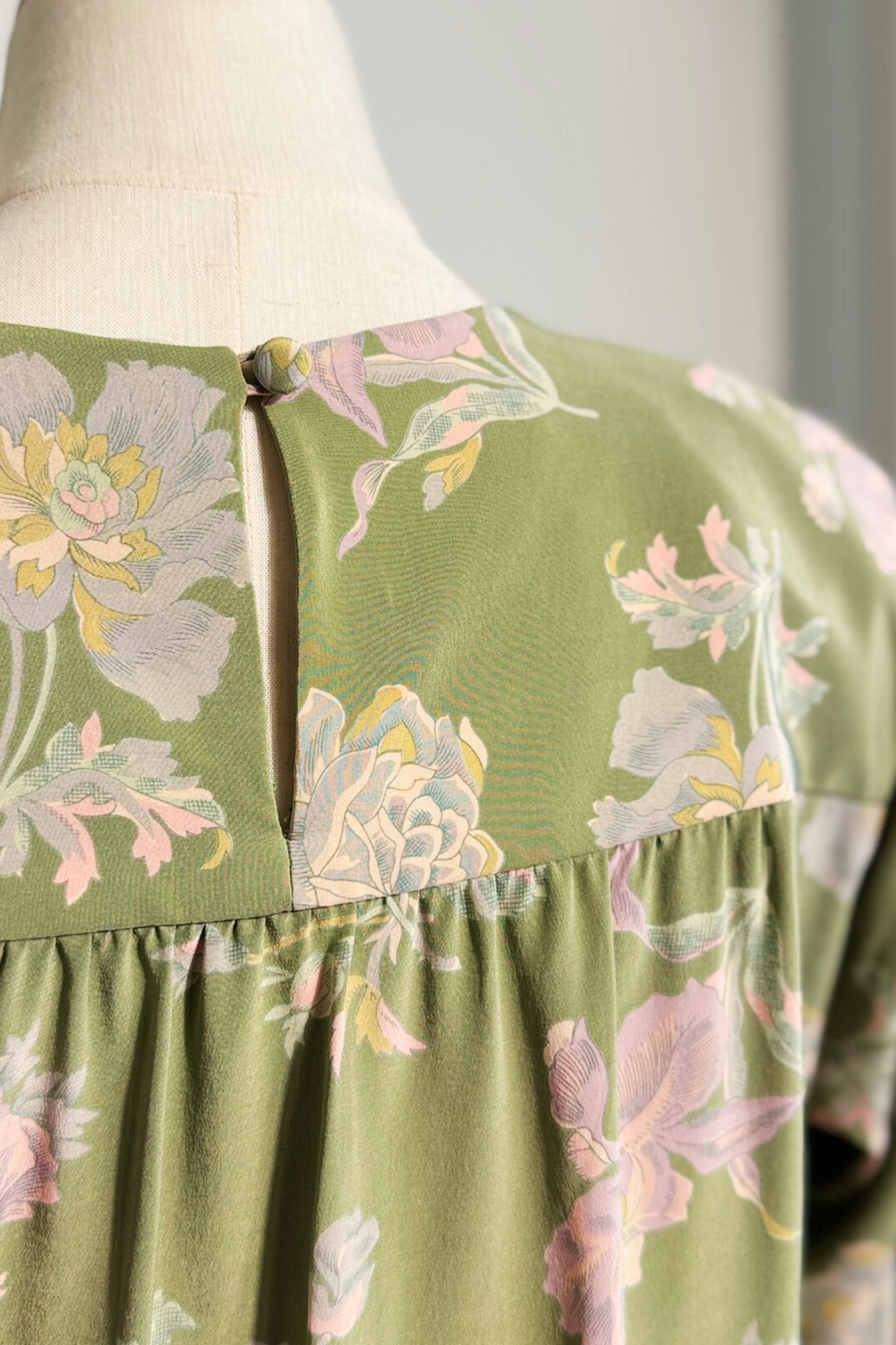 Robe midi en soie à fleurs kaki