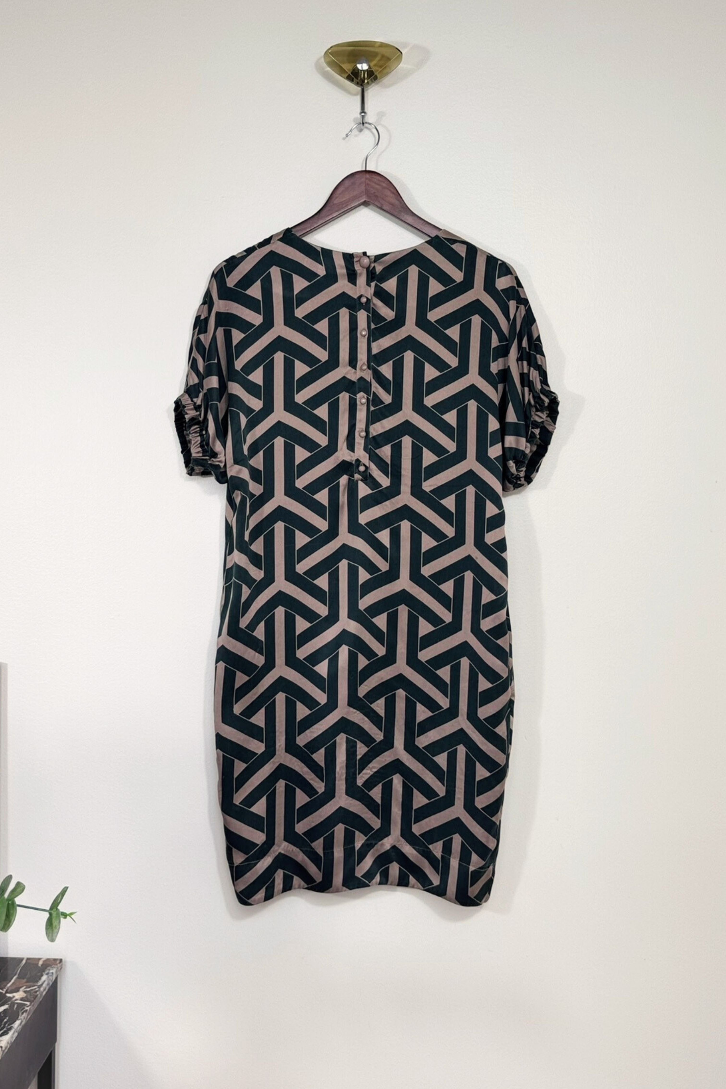 Robe courte en soie à motifs graphiques