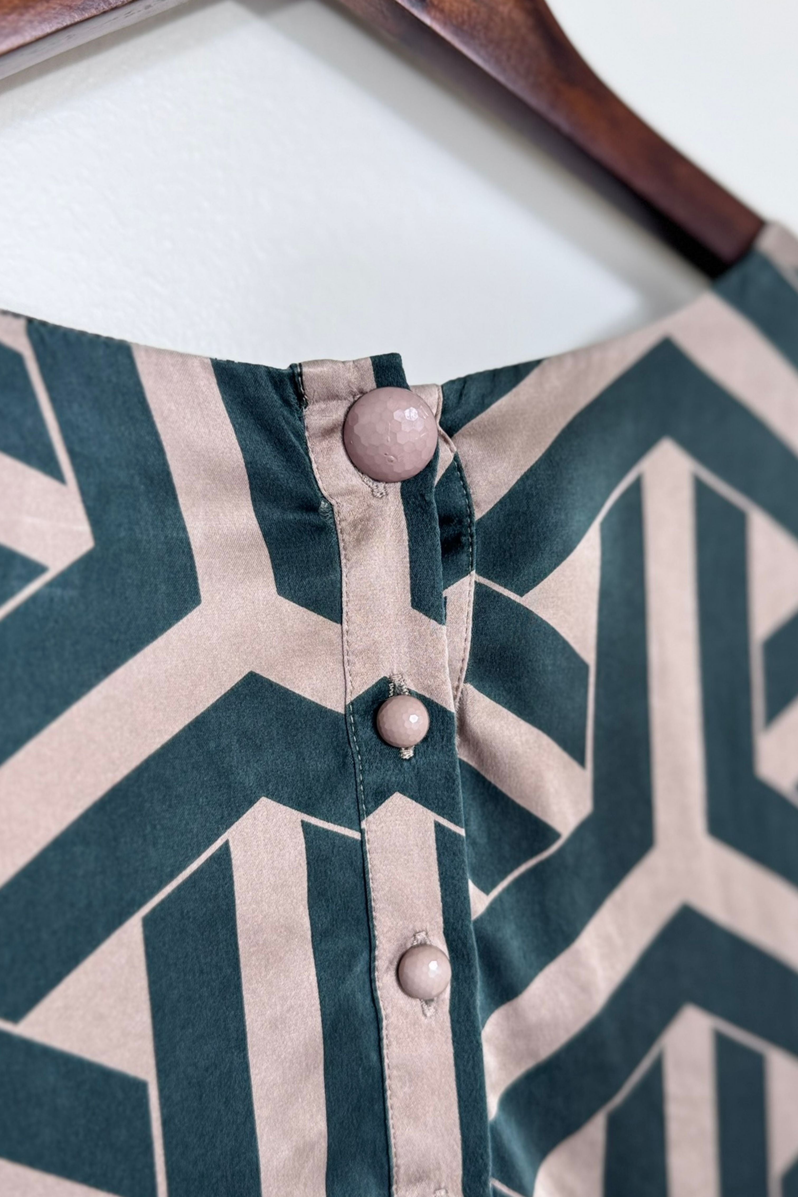 Robe courte en soie à motifs graphiques