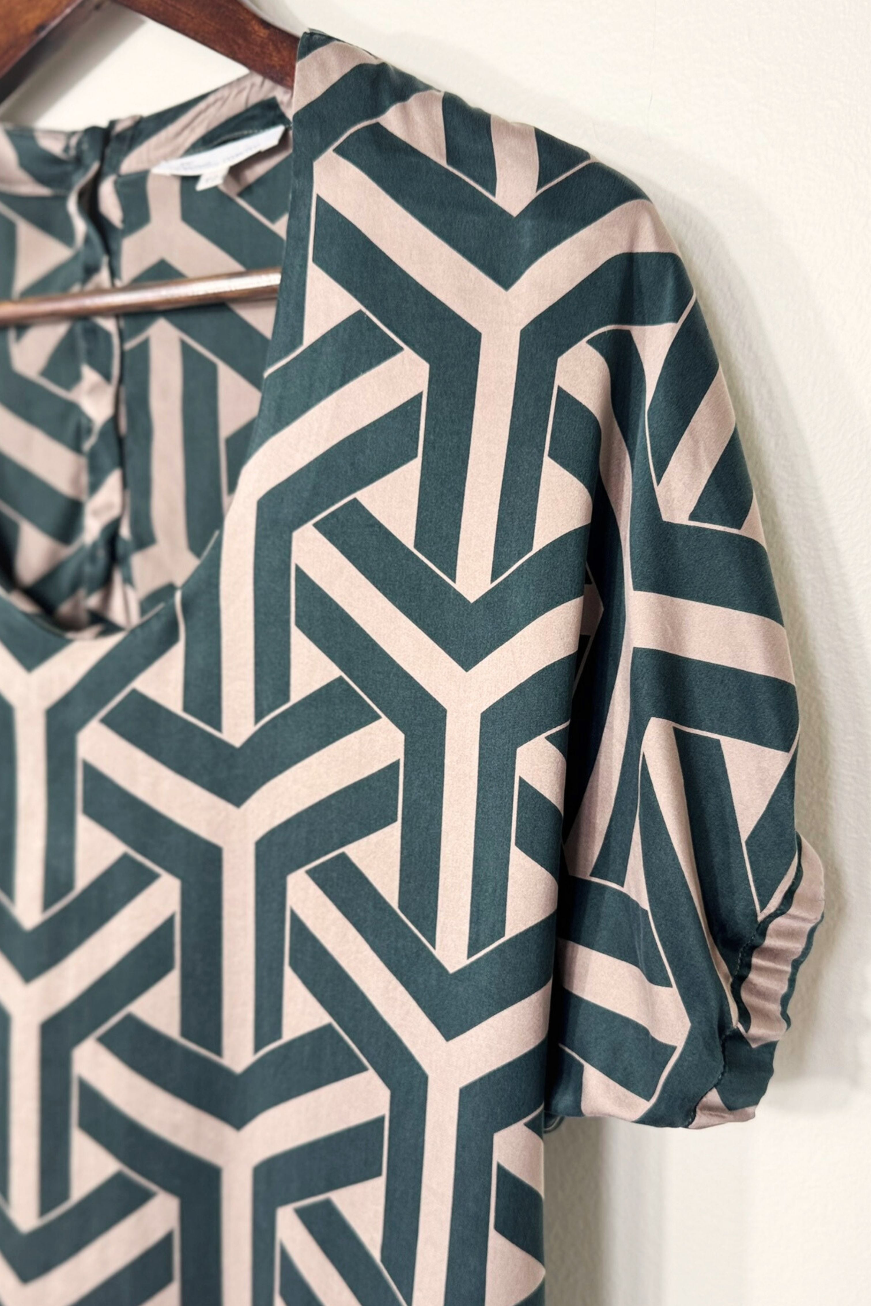 Robe courte en soie à motifs graphiques