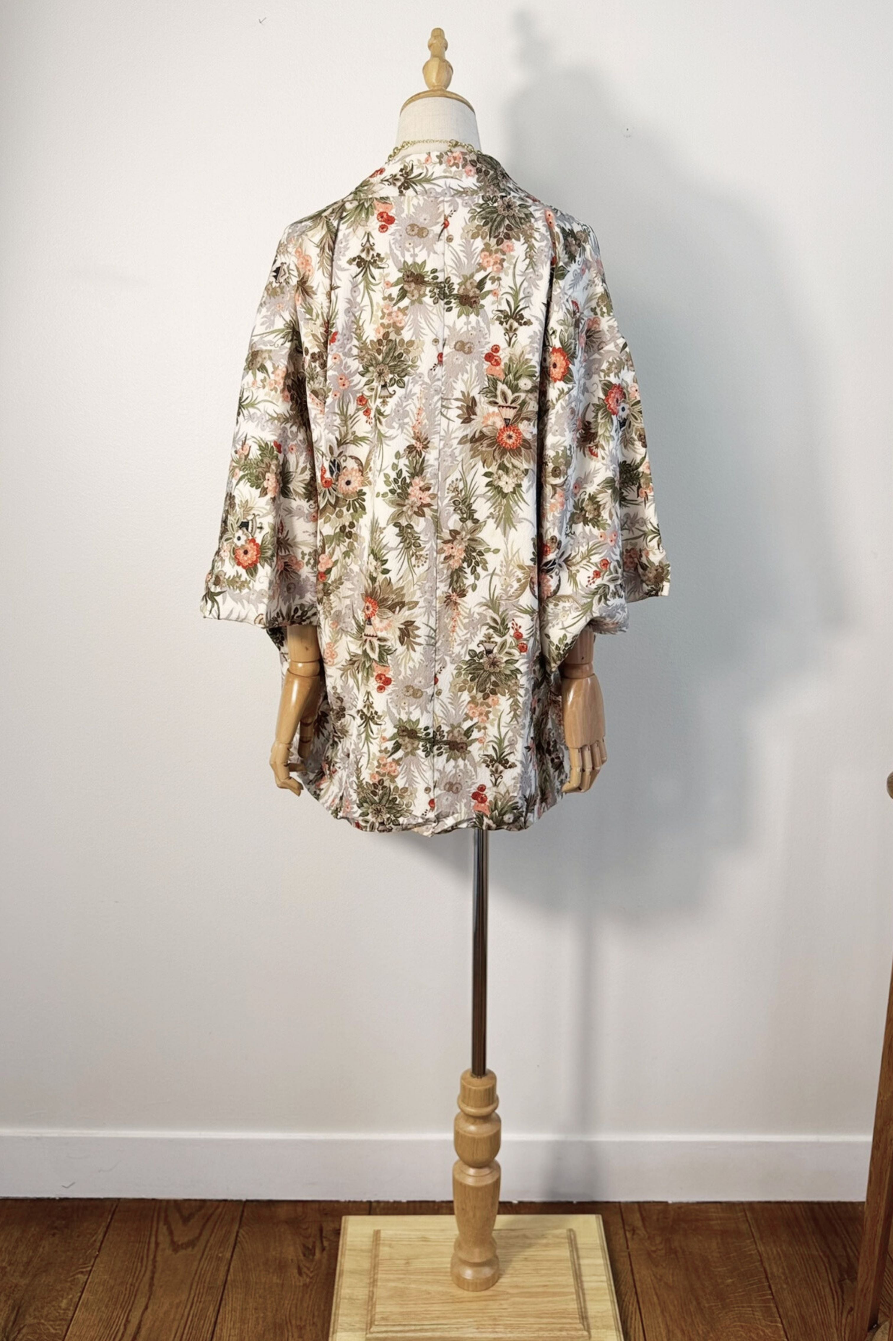 Short blue patterned kimono