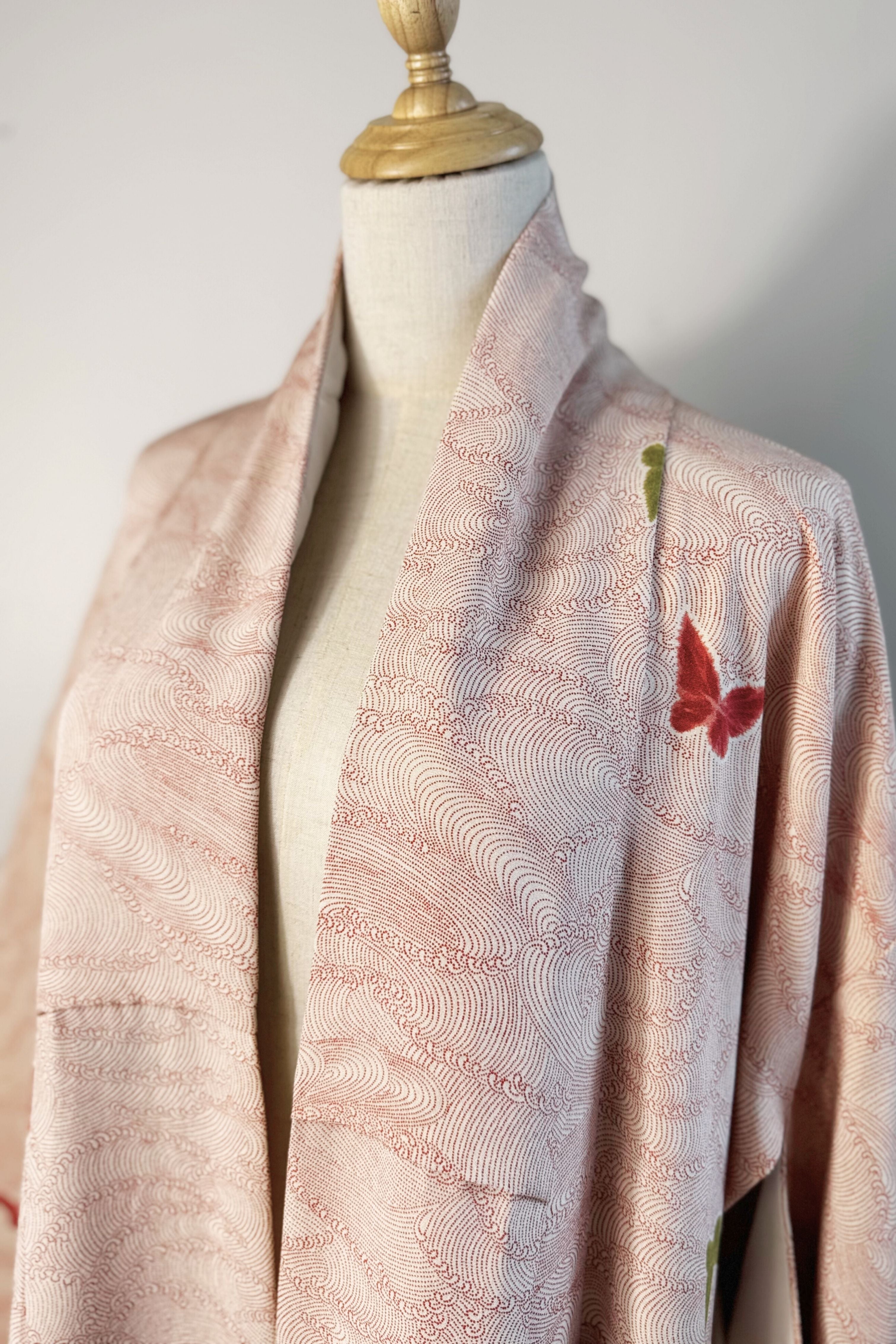 Kimono long papillons en soie rose