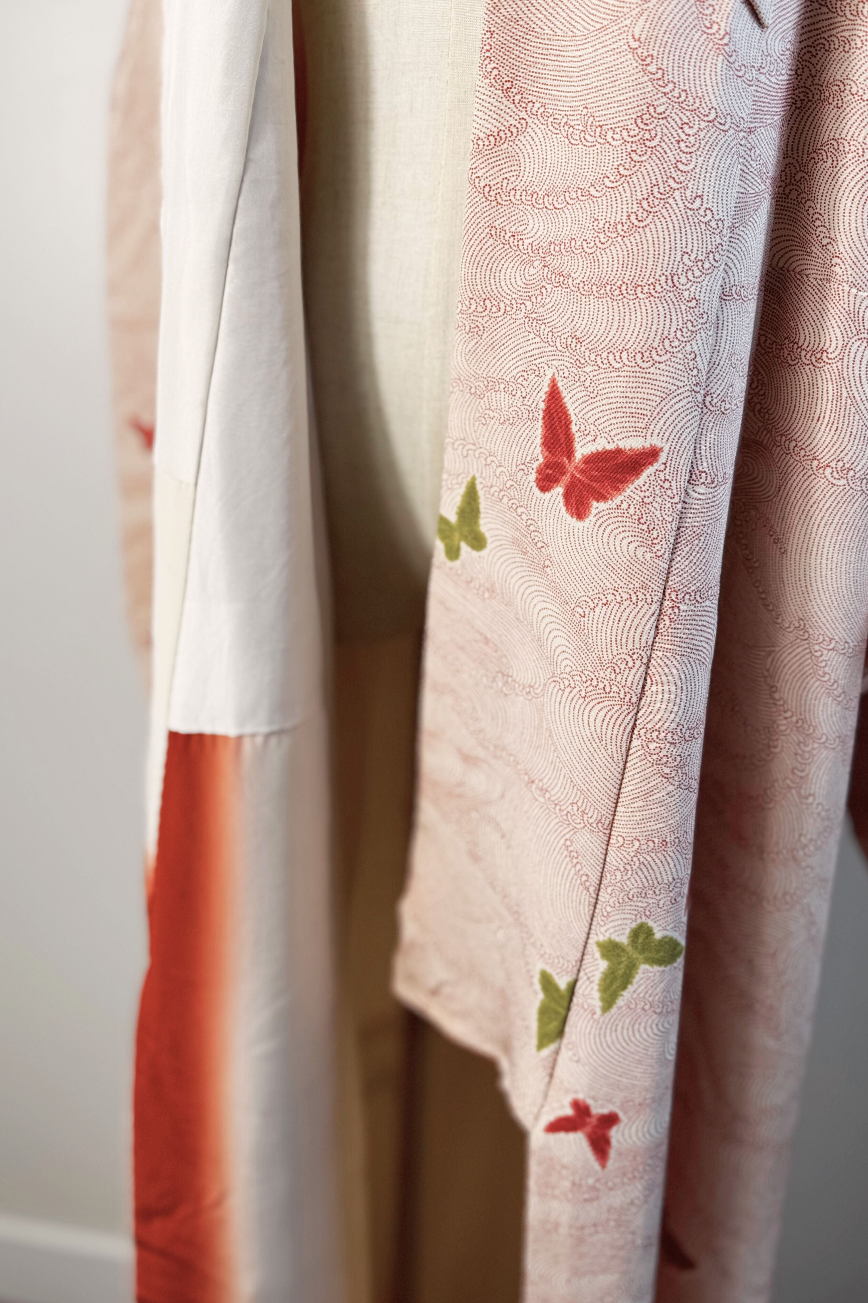 Kimono long papillons en soie rose