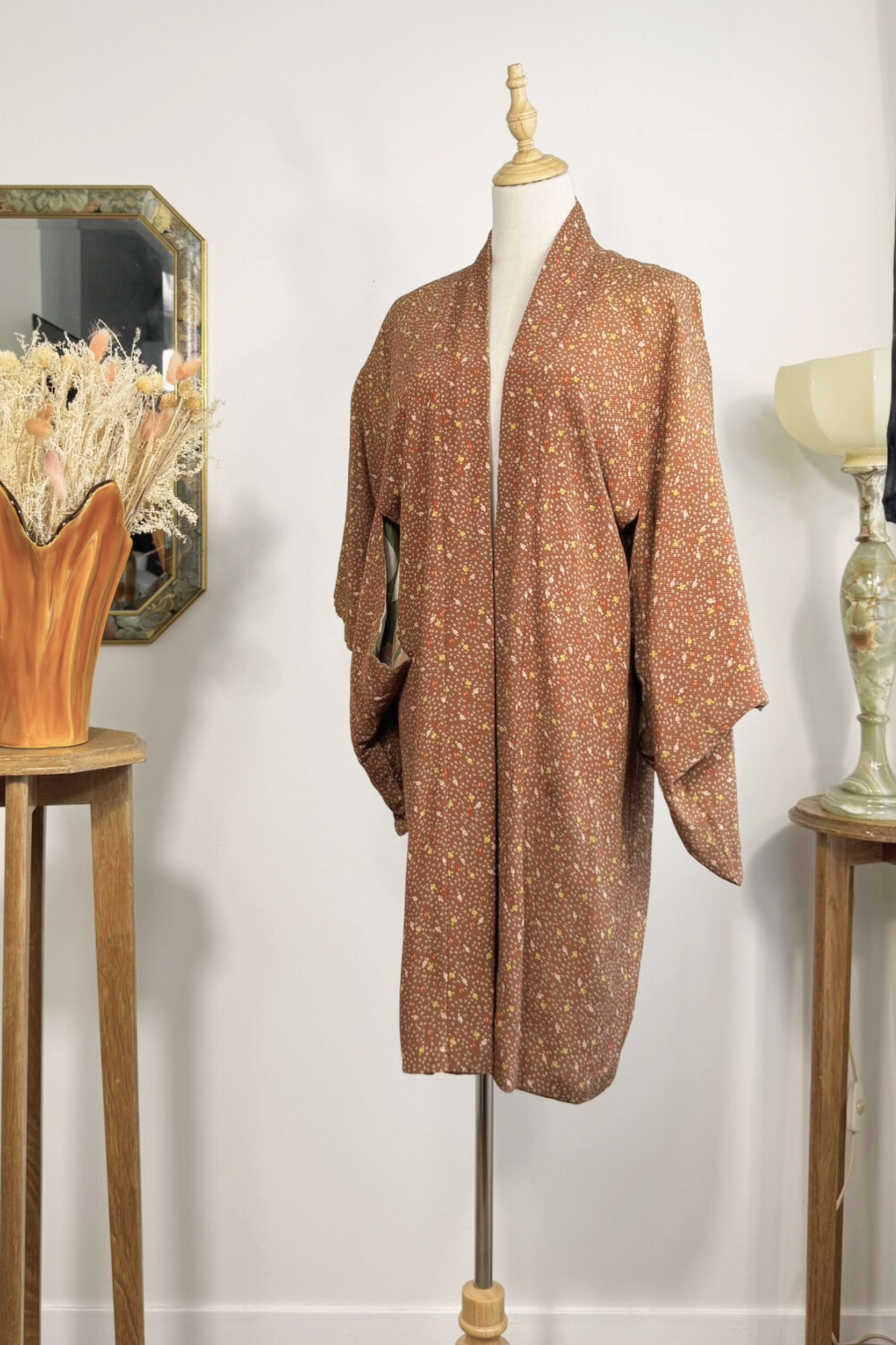 Kimono court en soie marron à motifs