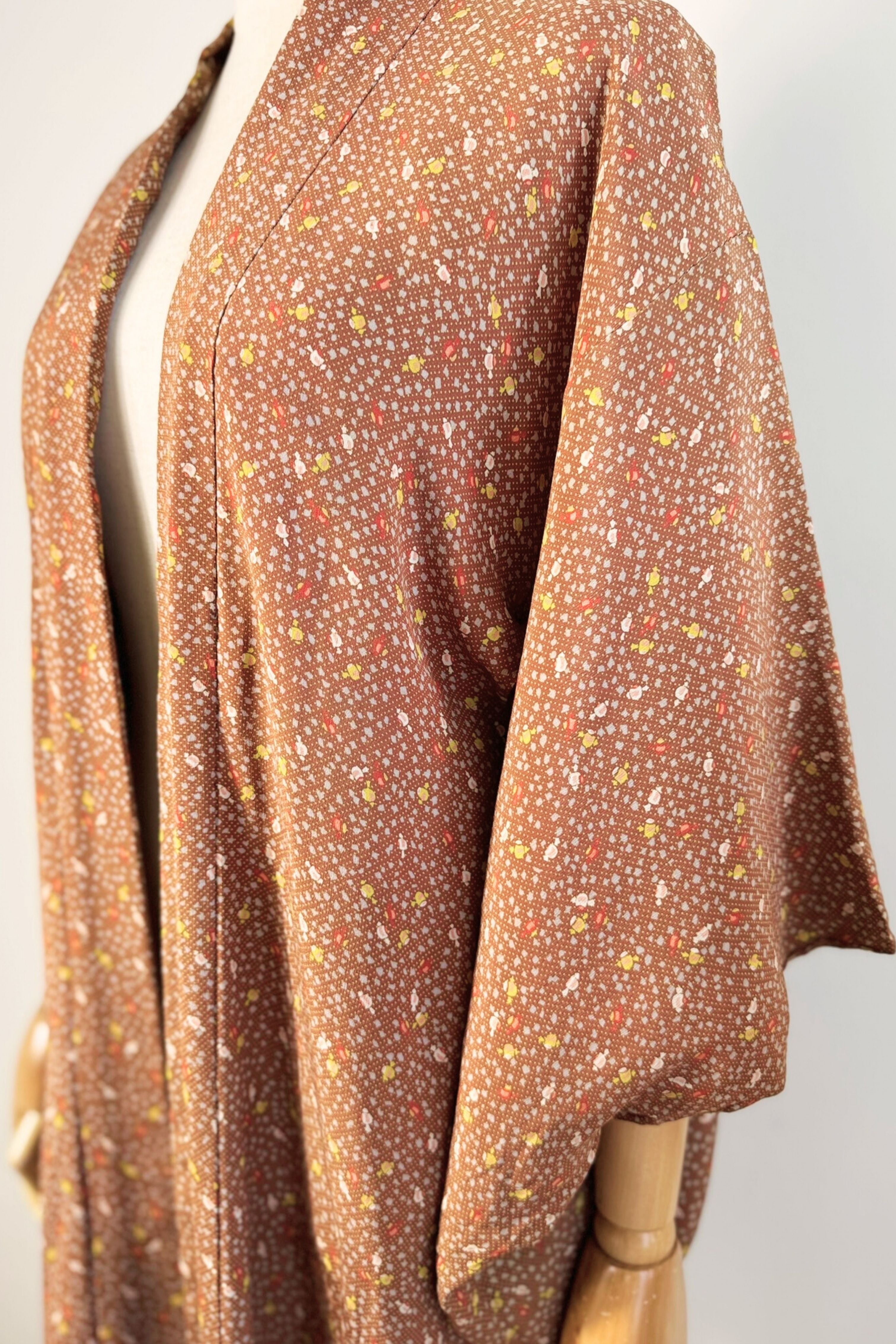 Kimono court en soie marron à motifs