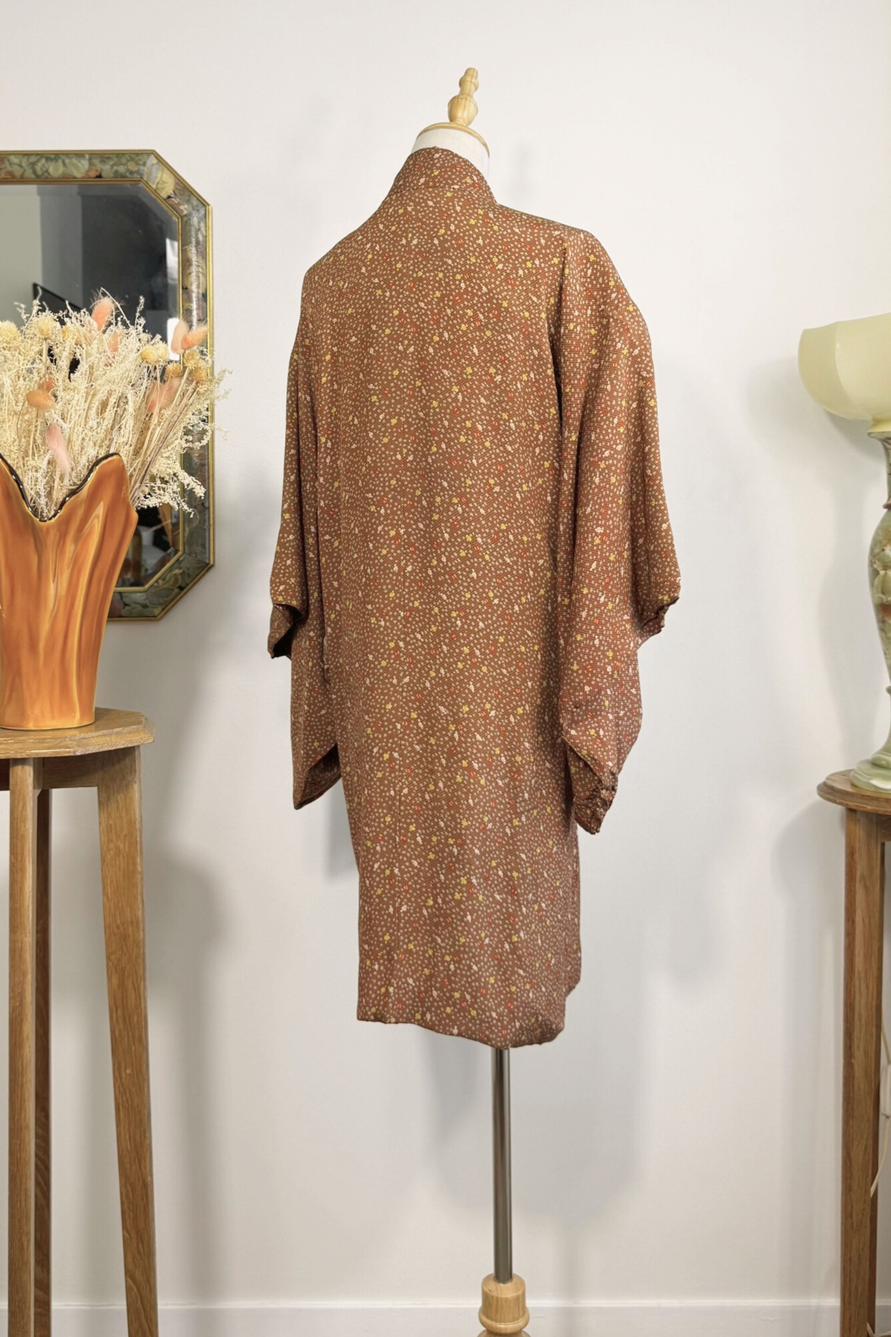 Kimono court en soie marron à motifs