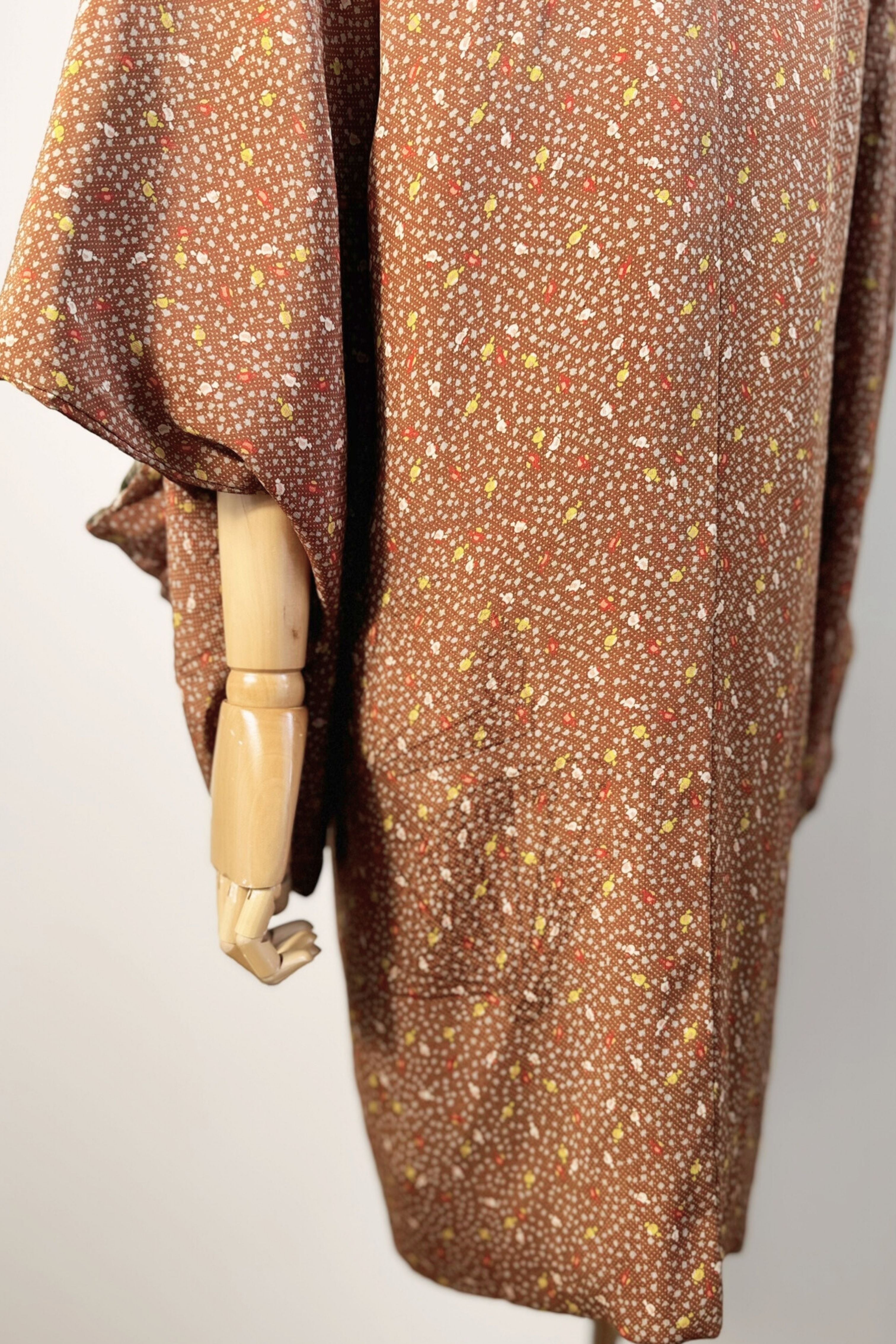 Kimono court en soie marron à motifs